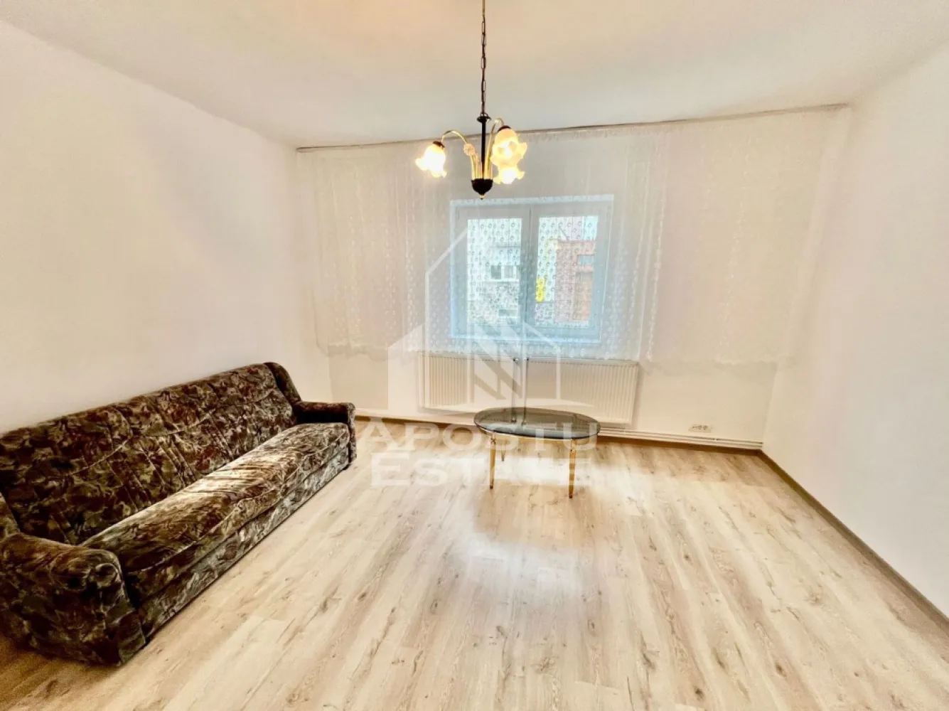 Casa curte comuna , 2 camere in Parneava - Apostu Estate va propune spre inchiriere casa cu doua camere in Parneava, situata intr-o zona linistita si placuta, ideala pentru cei care isi doresc confort si intimitate. Proprietatea este compusa din 2 camere luminoase, o bucatarie complet utilata, precum si o terasa primitoare si o curte proprie, perfecte pentru relaxare in aer liber.

Locuinta este complet mobilata si utilata, fiind pregatita pentru mutare imediata, fara a necesita investitii suplimentare. Beneficiaza de centrala termica proprie, care asigura un confort termic optim pe tot parcursul anului si costuri eficiente de intretinere.

Casa ofera un ambient placut si functional, fiind potrivita pentru un cuplu, o persoana singura sau o familie care cauta o locuinta intr-un cartier linistit, cu acces facil catre magazine, mijloace de transport, scoli si alte puncte de interes din oras.

Disponibila imediat, gata sa devina noul camin al viitorilor chiriasi.
Pentru mai multe detalii si vizionari va rugam sa ne contactati.
CP3155287