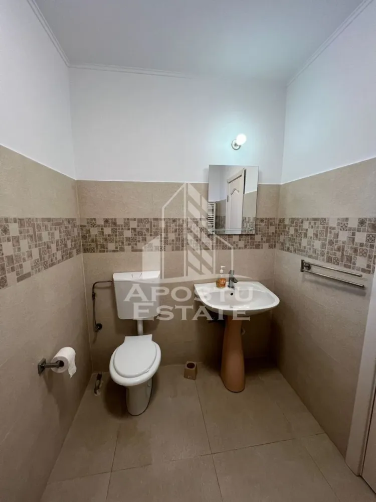 Casa curte comuna , 2 camere in Parneava - Apostu Estate va propune spre inchiriere casa cu doua camere in Parneava, situata intr-o zona linistita si placuta, ideala pentru cei care isi doresc confort si intimitate. Proprietatea este compusa din 2 camere luminoase, o bucatarie complet utilata, precum si o terasa primitoare si o curte proprie, perfecte pentru relaxare in aer liber.

Locuinta este complet mobilata si utilata, fiind pregatita pentru mutare imediata, fara a necesita investitii suplimentare. Beneficiaza de centrala termica proprie, care asigura un confort termic optim pe tot parcursul anului si costuri eficiente de intretinere.

Casa ofera un ambient placut si functional, fiind potrivita pentru un cuplu, o persoana singura sau o familie care cauta o locuinta intr-un cartier linistit, cu acces facil catre magazine, mijloace de transport, scoli si alte puncte de interes din oras.

Disponibila imediat, gata sa devina noul camin al viitorilor chiriasi.
Pentru mai multe detalii si vizionari va rugam sa ne contactati.
CP3155287