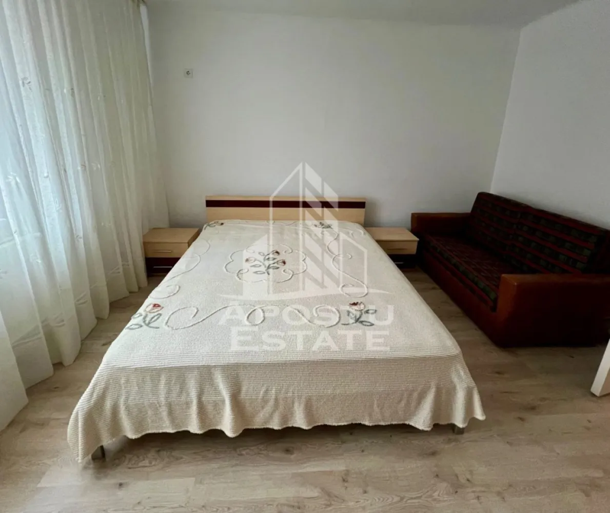Casa curte comuna , 2 camere in Parneava - Apostu Estate va propune spre inchiriere casa cu doua camere in Parneava, situata intr-o zona linistita si placuta, ideala pentru cei care isi doresc confort si intimitate. Proprietatea este compusa din 2 camere luminoase, o bucatarie complet utilata, precum si o terasa primitoare si o curte proprie, perfecte pentru relaxare in aer liber.

Locuinta este complet mobilata si utilata, fiind pregatita pentru mutare imediata, fara a necesita investitii suplimentare. Beneficiaza de centrala termica proprie, care asigura un confort termic optim pe tot parcursul anului si costuri eficiente de intretinere.

Casa ofera un ambient placut si functional, fiind potrivita pentru un cuplu, o persoana singura sau o familie care cauta o locuinta intr-un cartier linistit, cu acces facil catre magazine, mijloace de transport, scoli si alte puncte de interes din oras.

Disponibila imediat, gata sa devina noul camin al viitorilor chiriasi.
Pentru mai multe detalii si vizionari va rugam sa ne contactati.
CP3155287
