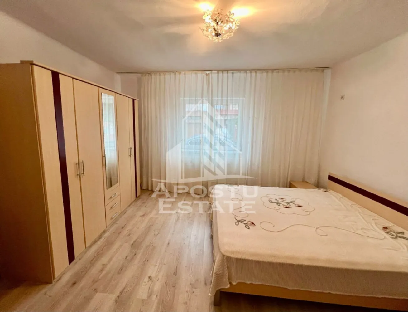 Casa curte comuna , 2 camere in Parneava - Apostu Estate va propune spre inchiriere casa cu doua camere in Parneava, situata intr-o zona linistita si placuta, ideala pentru cei care isi doresc confort si intimitate. Proprietatea este compusa din 2 camere luminoase, o bucatarie complet utilata, precum si o terasa primitoare si o curte proprie, perfecte pentru relaxare in aer liber.

Locuinta este complet mobilata si utilata, fiind pregatita pentru mutare imediata, fara a necesita investitii suplimentare. Beneficiaza de centrala termica proprie, care asigura un confort termic optim pe tot parcursul anului si costuri eficiente de intretinere.

Casa ofera un ambient placut si functional, fiind potrivita pentru un cuplu, o persoana singura sau o familie care cauta o locuinta intr-un cartier linistit, cu acces facil catre magazine, mijloace de transport, scoli si alte puncte de interes din oras.

Disponibila imediat, gata sa devina noul camin al viitorilor chiriasi.
Pentru mai multe detalii si vizionari va rugam sa ne contactati.
CP3155287