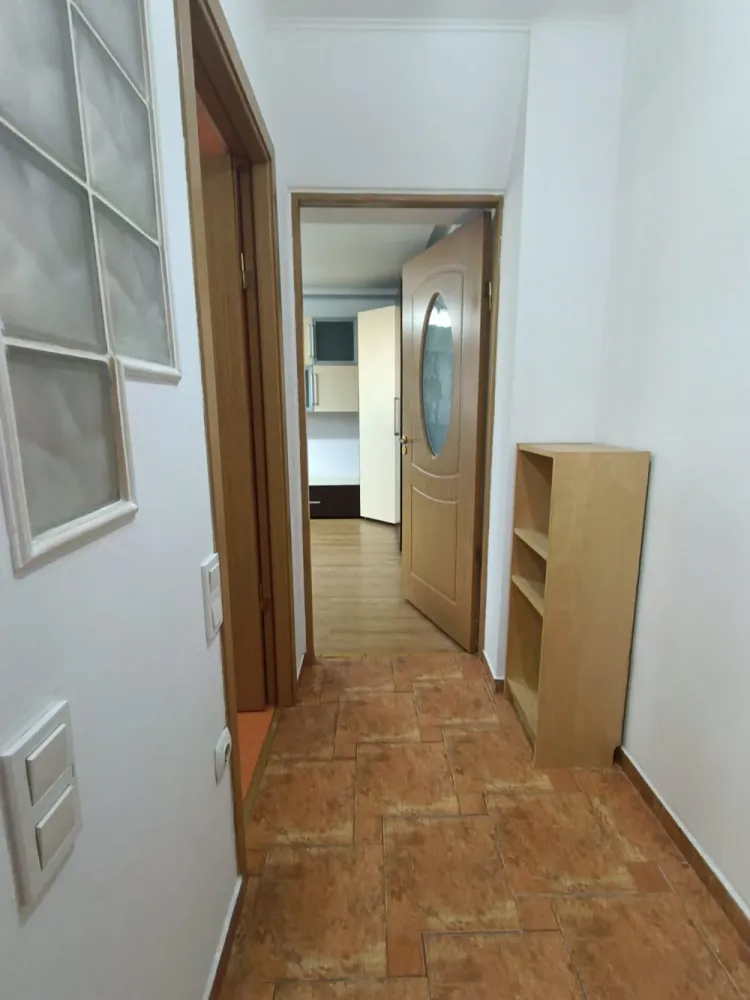Garsoniera de inchiriat, zona Marasesti, Ploiesti - Buna ziua tuturor !&nbsp;Se oferă spre închiriere o garsonieră confortabilă și luminoasă, situată în zona Mărășești din Ploiești, la etajul 5 din 6 al unui imobil dotat cu lift.Locuința are o suprafață utilă de 37 mp, o suprafață construită de 40 mp și beneficiază de un balcon de 3 mp, ideal pentru relaxare.Garsoniera este complet utilată și dispune de:Aer condiționat;Mașină de spălat;Frigider;Aragaz;Mobilier și spații de depozitare.Poziționarea oferă acces facil către mijloace de transport, magazine, școli și alte puncte de interes din oraș.Ideală pentru o persoană sau un cuplu care își dorește confort și acces rapid către toate facilitățile urbane.Pentru mai multe detalii și programarea unei vizionări, vă stăm la dispoziție. Andreea Olteanu- 0772.059.647&nbsp;
