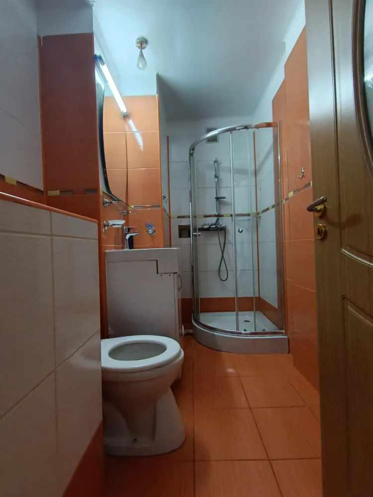 Garsoniera de inchiriat, zona Marasesti, Ploiesti - Buna ziua tuturor !&nbsp;Se oferă spre închiriere o garsonieră confortabilă și luminoasă, situată în zona Mărășești din Ploiești, la etajul 5 din 6 al unui imobil dotat cu lift.Locuința are o suprafață utilă de 37 mp, o suprafață construită de 40 mp și beneficiază de un balcon de 3 mp, ideal pentru relaxare.Garsoniera este complet utilată și dispune de:Aer condiționat;Mașină de spălat;Frigider;Aragaz;Mobilier și spații de depozitare.Poziționarea oferă acces facil către mijloace de transport, magazine, școli și alte puncte de interes din oraș.Ideală pentru o persoană sau un cuplu care își dorește confort și acces rapid către toate facilitățile urbane.Pentru mai multe detalii și programarea unei vizionări, vă stăm la dispoziție. Andreea Olteanu- 0772.059.647&nbsp;