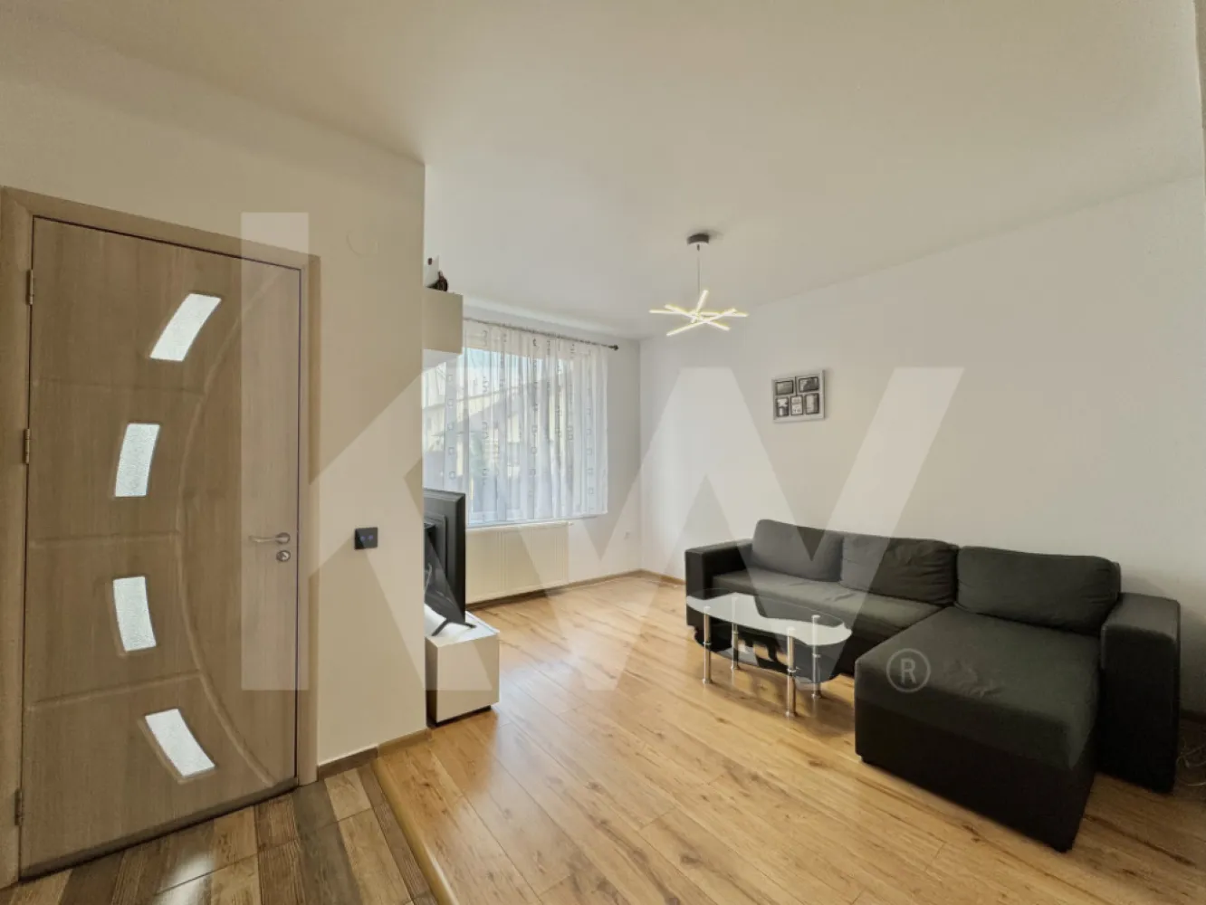 Duplex 4 camere, modern, în Cartierul Arhitecților – gata de mutare - Vă propun spre vânzare o locuință modernă, situată în Cartierul Arhitecților — una dintre cele mai apreciate zone rezidențiale din apropierea Sibiului, recunoscută pentru liniște, accesibilitate și dezvoltare continuă.

Această casă cu 4 camere (3 dormitoare + living) este ideală pentru o familie care își dorește confort, funcționalitate și un spațiu bine organizat.
Despre locuință
Proprietatea este compartimentată eficient, cu o separare clară între zona de zi și zona de noapte, oferind un echilibru foarte bun între spațiile comune și cele private.
Parter – spațiu de zi
Acces printr-un hol separat, care oferă intimitate;
Living cu bucătărie open-space — spațiu luminos și prietenos;
Baie spațioasă, echipată cu duș;
Spațiu de depozitare bine integrat;
 Etaj – zona de noapte
3 dormitoare confortabile;
Două dintre dormitoare au acces la balcon comun;
Baie complet echipată;
Exterior & locație
Curtea oferă spațiu suficient pentru relaxare sau amenajare după preferințe.
Proprietatea este situată într-o zonă liniștită, cu acces rapid către Sibiu și în apropiere de puncte de interes importante: școli, magazine și mijloace de transport.
Puncte forte
4 camere (3 dormitoare + living);
Compartimentare practică;
Living open-space luminos;
Două băi (parter + etaj);
Balcon pentru două dormitoare;
Spații de depozitare;
Zonă liniștită, bine conectată;
O proprietate echilibrată, potrivită pentru cei care caută o locuință modernă, bine compartimentată și poziționată într-o zonă în continuă dezvoltare.