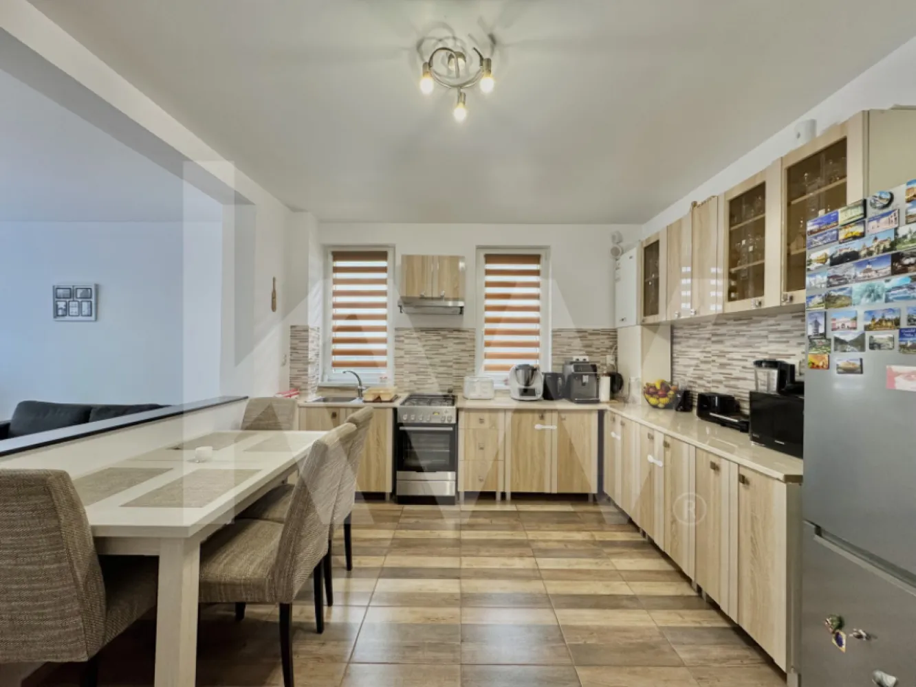 Duplex 4 camere, modern, în Cartierul Arhitecților – gata de mutare - Vă propun spre vânzare o locuință modernă, situată în Cartierul Arhitecților — una dintre cele mai apreciate zone rezidențiale din apropierea Sibiului, recunoscută pentru liniște, accesibilitate și dezvoltare continuă.

Această casă cu 4 camere (3 dormitoare + living) este ideală pentru o familie care își dorește confort, funcționalitate și un spațiu bine organizat.
Despre locuință
Proprietatea este compartimentată eficient, cu o separare clară între zona de zi și zona de noapte, oferind un echilibru foarte bun între spațiile comune și cele private.
Parter – spațiu de zi
Acces printr-un hol separat, care oferă intimitate;
Living cu bucătărie open-space — spațiu luminos și prietenos;
Baie spațioasă, echipată cu duș;
Spațiu de depozitare bine integrat;
 Etaj – zona de noapte
3 dormitoare confortabile;
Două dintre dormitoare au acces la balcon comun;
Baie complet echipată;
Exterior & locație
Curtea oferă spațiu suficient pentru relaxare sau amenajare după preferințe.
Proprietatea este situată într-o zonă liniștită, cu acces rapid către Sibiu și în apropiere de puncte de interes importante: școli, magazine și mijloace de transport.
Puncte forte
4 camere (3 dormitoare + living);
Compartimentare practică;
Living open-space luminos;
Două băi (parter + etaj);
Balcon pentru două dormitoare;
Spații de depozitare;
Zonă liniștită, bine conectată;
O proprietate echilibrată, potrivită pentru cei care caută o locuință modernă, bine compartimentată și poziționată într-o zonă în continuă dezvoltare.