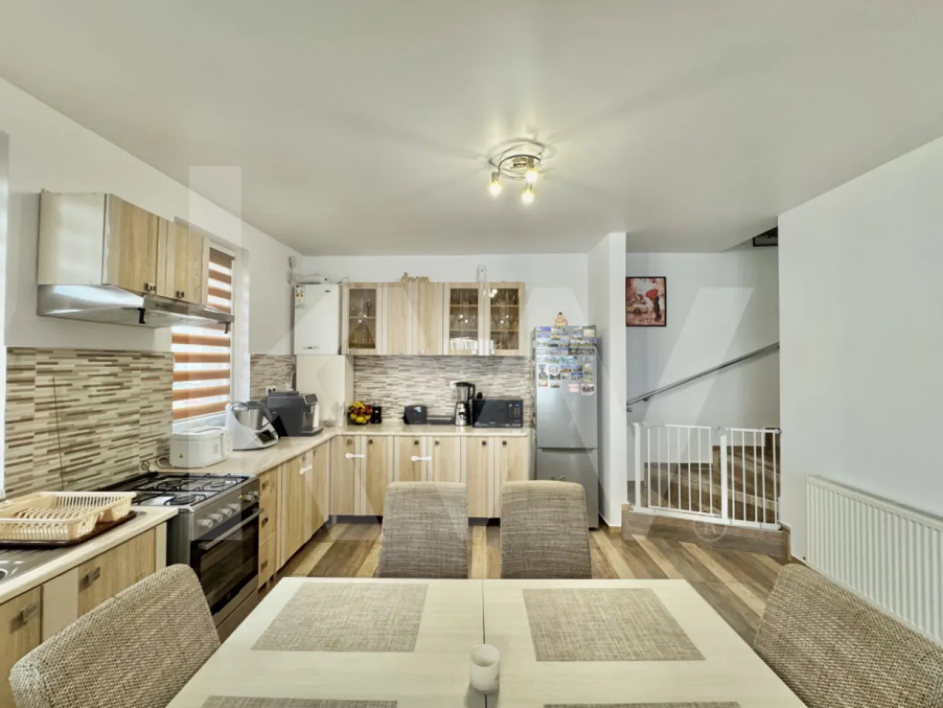 Duplex 4 camere, modern, în Cartierul Arhitecților – gata de mutare - Vă propun spre vânzare o locuință modernă, situată în Cartierul Arhitecților — una dintre cele mai apreciate zone rezidențiale din apropierea Sibiului, recunoscută pentru liniște, accesibilitate și dezvoltare continuă.

Această casă cu 4 camere (3 dormitoare + living) este ideală pentru o familie care își dorește confort, funcționalitate și un spațiu bine organizat.
Despre locuință
Proprietatea este compartimentată eficient, cu o separare clară între zona de zi și zona de noapte, oferind un echilibru foarte bun între spațiile comune și cele private.
Parter – spațiu de zi
Acces printr-un hol separat, care oferă intimitate;
Living cu bucătărie open-space — spațiu luminos și prietenos;
Baie spațioasă, echipată cu duș;
Spațiu de depozitare bine integrat;
 Etaj – zona de noapte
3 dormitoare confortabile;
Două dintre dormitoare au acces la balcon comun;
Baie complet echipată;
Exterior & locație
Curtea oferă spațiu suficient pentru relaxare sau amenajare după preferințe.
Proprietatea este situată într-o zonă liniștită, cu acces rapid către Sibiu și în apropiere de puncte de interes importante: școli, magazine și mijloace de transport.
Puncte forte
4 camere (3 dormitoare + living);
Compartimentare practică;
Living open-space luminos;
Două băi (parter + etaj);
Balcon pentru două dormitoare;
Spații de depozitare;
Zonă liniștită, bine conectată;
O proprietate echilibrată, potrivită pentru cei care caută o locuință modernă, bine compartimentată și poziționată într-o zonă în continuă dezvoltare.