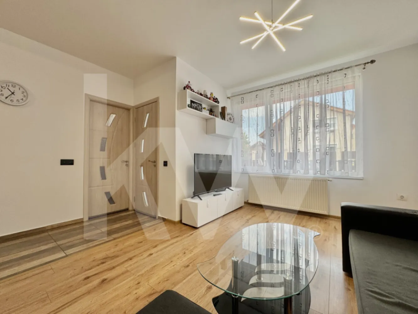 Duplex 4 camere, modern, în Cartierul Arhitecților – gata de mutare - Vă propun spre vânzare o locuință modernă, situată în Cartierul Arhitecților — una dintre cele mai apreciate zone rezidențiale din apropierea Sibiului, recunoscută pentru liniște, accesibilitate și dezvoltare continuă.

Această casă cu 4 camere (3 dormitoare + living) este ideală pentru o familie care își dorește confort, funcționalitate și un spațiu bine organizat.
Despre locuință
Proprietatea este compartimentată eficient, cu o separare clară între zona de zi și zona de noapte, oferind un echilibru foarte bun între spațiile comune și cele private.
Parter – spațiu de zi
Acces printr-un hol separat, care oferă intimitate;
Living cu bucătărie open-space — spațiu luminos și prietenos;
Baie spațioasă, echipată cu duș;
Spațiu de depozitare bine integrat;
 Etaj – zona de noapte
3 dormitoare confortabile;
Două dintre dormitoare au acces la balcon comun;
Baie complet echipată;
Exterior & locație
Curtea oferă spațiu suficient pentru relaxare sau amenajare după preferințe.
Proprietatea este situată într-o zonă liniștită, cu acces rapid către Sibiu și în apropiere de puncte de interes importante: școli, magazine și mijloace de transport.
Puncte forte
4 camere (3 dormitoare + living);
Compartimentare practică;
Living open-space luminos;
Două băi (parter + etaj);
Balcon pentru două dormitoare;
Spații de depozitare;
Zonă liniștită, bine conectată;
O proprietate echilibrată, potrivită pentru cei care caută o locuință modernă, bine compartimentată și poziționată într-o zonă în continuă dezvoltare.