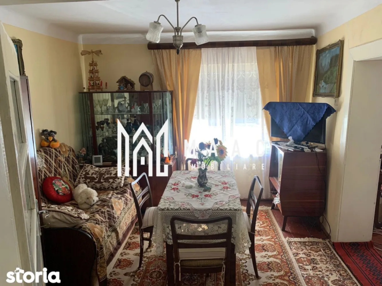 Casă Individuală | 77 MPU | 3 Camere | | Cisnădie - MAAC Imobiliare vă propune spre vânzare o proprietate situată în Cisnădie, ideală pentru cei care își doresc o casă cu teren generos și posibilitatea de a o amenaja după propriul gust.

Caracteristici principale
Suprafață teren: 439 mp
Casă individuală
3 camere
2 holuri
Bucătărie
Baie
Cămară
Pivniță
Pod
Anexe gospodărești în curte

Compartimentare
Living și camere spațioase
Bucătărie separată
Baie
Cămară pentru depozitare
Două holuri care asigură accesul către încăperi
Pivniță și pod cu spații suplimentare de depozitare
Curte și grădină generoasă

Pentru mai multe detalii și programarea unei vizionări, vă rugăm să contactați echipa MAAC Imobiliare și să menționați ID-ul proprietății: CP3069323.