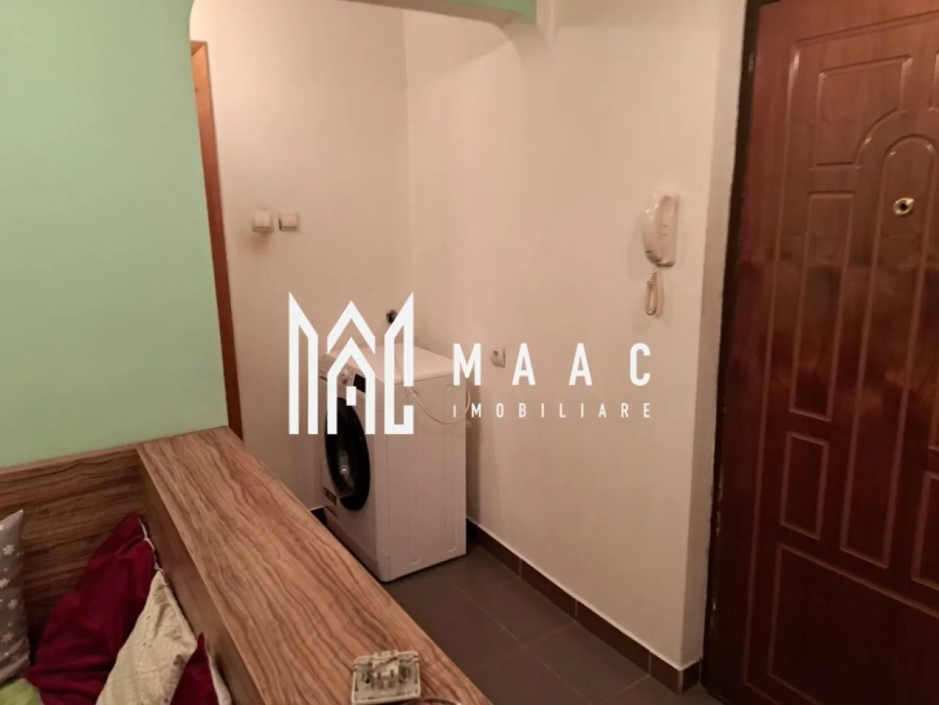 Apartament 2 Camere | Decomandat | Complet Utilat - MAAC Imobiliare vă propune spre închiriere un apartament cu 2 camere, decomandat, ideal pentru un cuplu sau o persoană care își dorește confort și funcționalitate.

Caracteristici principale
• compartimentare decomandată
• spațiu bine organizat și ușor de întreținut
• complet utilat

Compartimentare și dotări
• living și dormitor
• bucătărie utilată
• baie
• centrală termică proprie
• plită și cuptor
• mașină de spălat rufe

Avantaje
• boxă la subsol pentru depozitare
• ideal pentru locuire pe termen lung
• disponibil pentru mutare rapidă

Se percepe o garanție de 500 de euro 

Pentru mai multe detalii sau pentru programarea unei vizionări, vă rugăm să ne contactați și să menționați ID-ul proprietății; CP3054481.