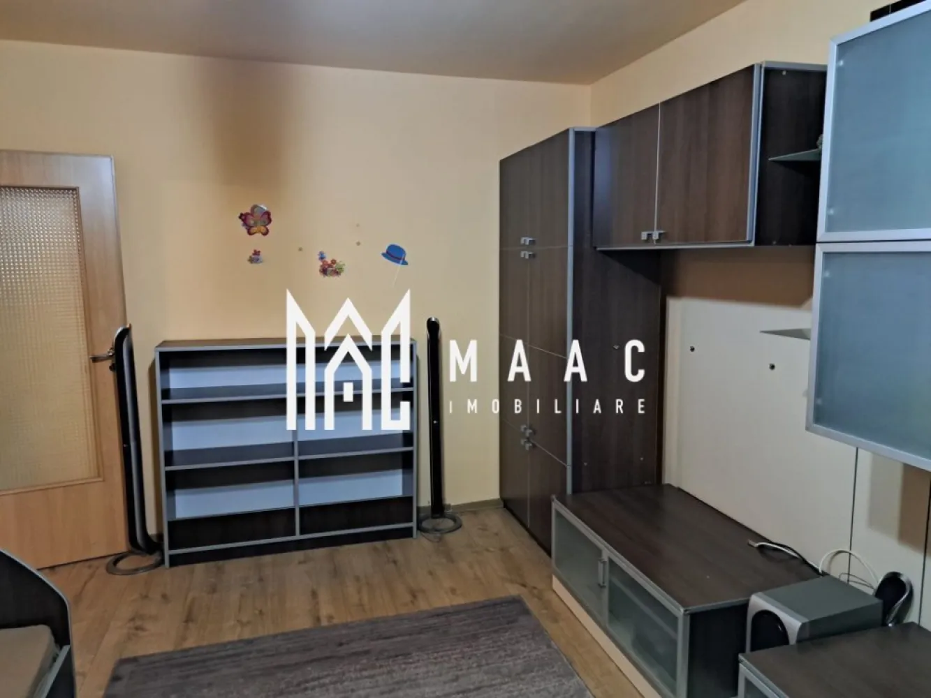 Apartament 2 Camere | Decomandat | Complet Utilat - MAAC Imobiliare vă propune spre închiriere un apartament cu 2 camere, decomandat, ideal pentru un cuplu sau o persoană care își dorește confort și funcționalitate.

Caracteristici principale
• compartimentare decomandată
• spațiu bine organizat și ușor de întreținut
• complet utilat

Compartimentare și dotări
• living și dormitor
• bucătărie utilată
• baie
• centrală termică proprie
• plită și cuptor
• mașină de spălat rufe

Avantaje
• boxă la subsol pentru depozitare
• ideal pentru locuire pe termen lung
• disponibil pentru mutare rapidă

Se percepe o garanție de 500 de euro 

Pentru mai multe detalii sau pentru programarea unei vizionări, vă rugăm să ne contactați și să menționați ID-ul proprietății; CP3054481.