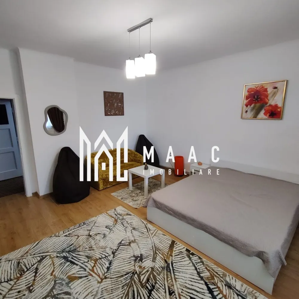 Apartament 1 camera | Etaj 1 | Decomandat | Terasa | Central - MAAC Imobiliare vă propune spre închiriere un apartament cu o cameră, decomandat, situat la etajul 1 unei case din zona centrală (10 minute de mers pe jos de centru).

Locuinta cuprinde: hol de acces, cameră spațioasă, bucătărie cu cămară, baie cu geam.

Garsoniera este recent renovata si mobilata, avand o suprafata toatala de 51,14 mp utili.

Aceasta este repartizata astfel: hol de 11.09 mp, camera de 23.12 mp, bucatarie de 11.27 mp, camara de 1.16 mp, baie de 4.5 mp si un balcon-terasa de 23.4 mp.

Garsoniera se afla intr-un imobil cu etaj, fiind situata la etaj unde se mai afla inca 4 familii, avand o curte comuna de 1623 mp unde se poate parca o masina.

Garsoniera dispune de centrala noua prin condensare, aragaz, cuptor cu microunde, cafetiera, mobila noua, TV nou, masina de spalat fiindca foarte bine pozitionata atat raportata la Facultatea de Medicina cat si in apropiere de centru ( 2 minute de mers pe jos pana in Piata Mare-Sibiu )

Designul modern si ambientul placut imprima locatiei o energie pozitiva si un aer calm, intim.

Se percepe garanție in cuantumul unei chirii lunare. Se acceptă un animal de companie de talie mica.

În imediata apropiere se află centre comerciale, instituții de învățământ, bancare, mijloace de transport în comun.

Pentru mai multe detalii, precizați telefonic că ați văzut anunțul cu ID: CP3150863.