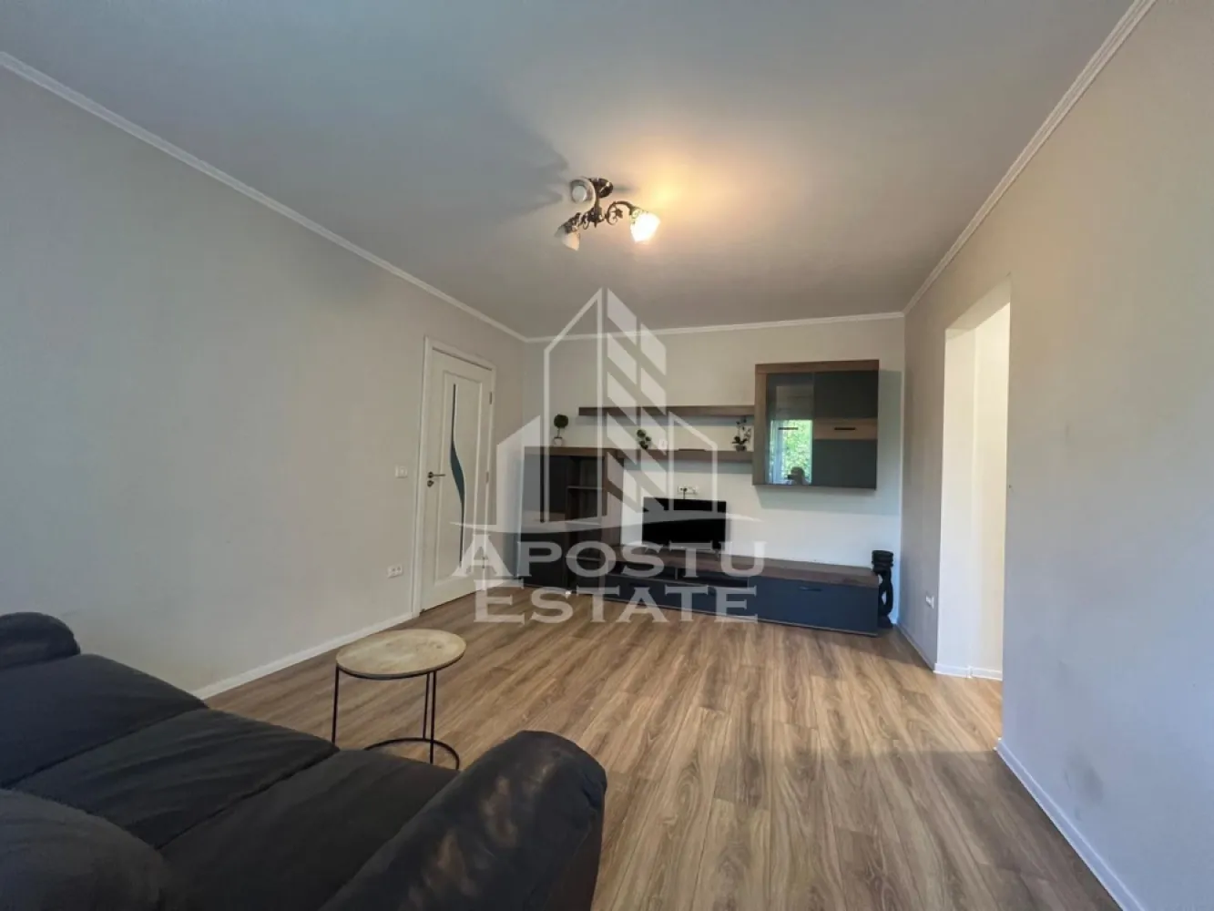 Apartament cu 2 camere, de închiriat zona Tipografilor - Agentia imobiliara APOSTU ESTATE va propune spre inchiriere un apartament cu 2 camere, situat in judetul Timis, Timisoara,zona Tipografilor o zona linistita si bine pozitionata pentru cupluri sau familii care isi doresc o locuinta unde sa se simta confortabil si cu acces facil catre scoli, supermarketuri , magazine de zona.

Suprafata utila: 55 mp

Compartimentare eficienta:

-Hol de acces.

-Living room spatios si luminos, cu acces catre balcon.

-Bucatarie mobiliata si utilata cu o camaruta pentru depozitare

-Dormitor matrimonial.

-Baie cu dus

Confort si facilitati:

-Incalzirea apartamentului: Incalzirea este realizata prin centrala proprie.

-Nu se accepta animale de companie de catre proprietar.

Localizare:

-Timis, Timisoara, zona Tipografilor

Ideal pentru:

-Cupluri.

-Persoane singure.

-Familii

Disponibilitate: 01.07.2026.

Pret chirie lunara: 500 euro

Programeaza o vizionare pentru a-ti putea imagina viitorul aici!

ID Intern : CP3138279!