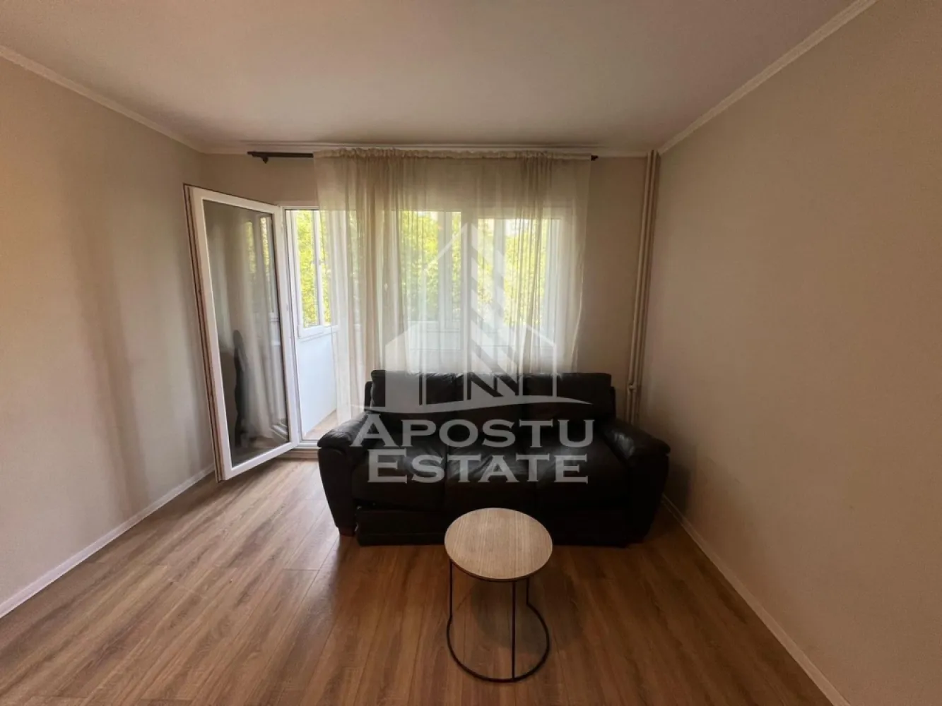 Apartament cu 2 camere, de închiriat zona Tipografilor - Agentia imobiliara APOSTU ESTATE va propune spre inchiriere un apartament cu 2 camere, situat in judetul Timis, Timisoara,zona Tipografilor o zona linistita si bine pozitionata pentru cupluri sau familii care isi doresc o locuinta unde sa se simta confortabil si cu acces facil catre scoli, supermarketuri , magazine de zona.

Suprafata utila: 55 mp

Compartimentare eficienta:

-Hol de acces.

-Living room spatios si luminos, cu acces catre balcon.

-Bucatarie mobiliata si utilata cu o camaruta pentru depozitare

-Dormitor matrimonial.

-Baie cu dus

Confort si facilitati:

-Incalzirea apartamentului: Incalzirea este realizata prin centrala proprie.

-Nu se accepta animale de companie de catre proprietar.

Localizare:

-Timis, Timisoara, zona Tipografilor

Ideal pentru:

-Cupluri.

-Persoane singure.

-Familii

Disponibilitate: 01.07.2026.

Pret chirie lunara: 500 euro

Programeaza o vizionare pentru a-ti putea imagina viitorul aici!

ID Intern : CP3138279!