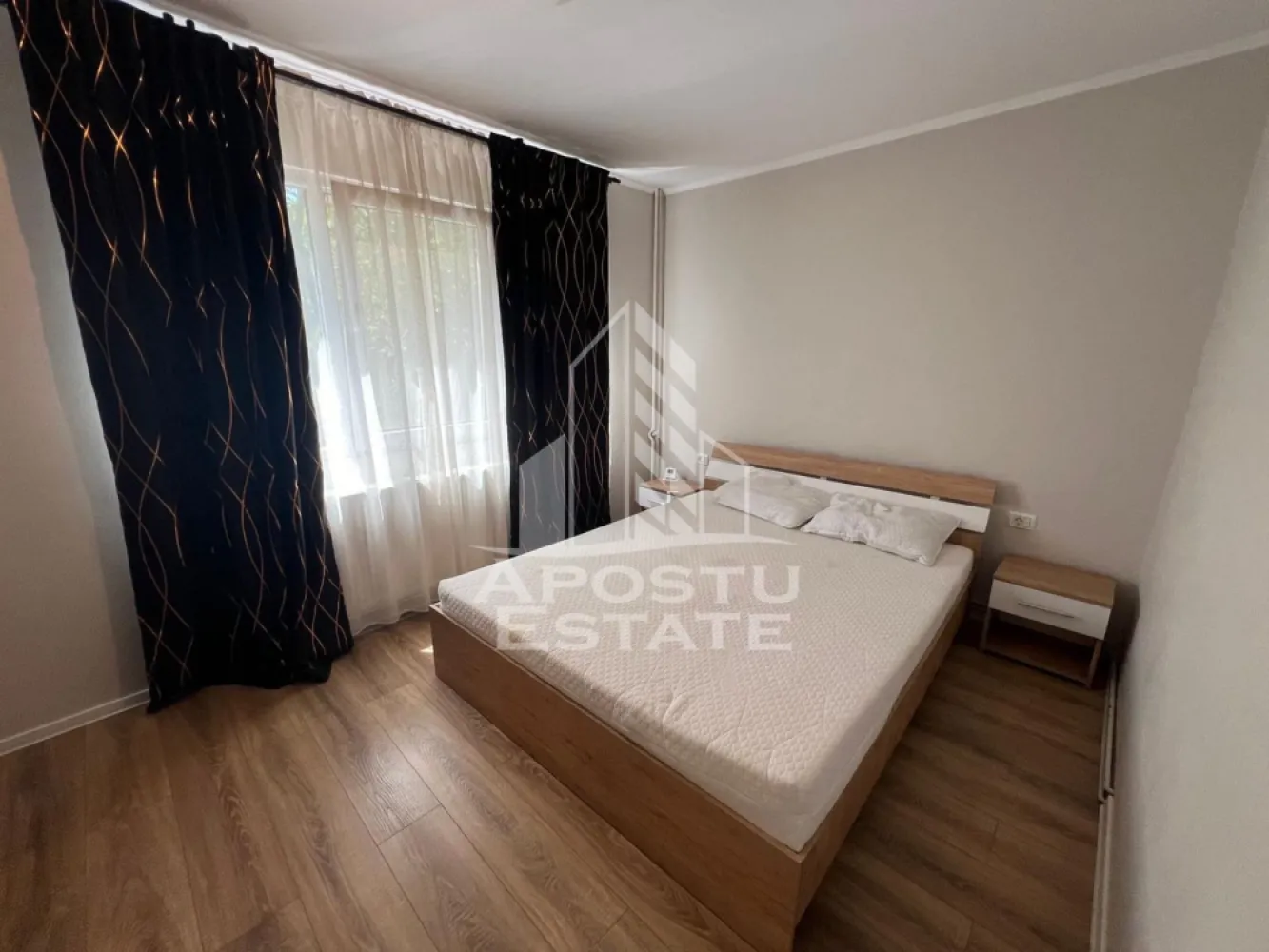 Apartament cu 2 camere, de închiriat zona Tipografilor - Agentia imobiliara APOSTU ESTATE va propune spre inchiriere un apartament cu 2 camere, situat in judetul Timis, Timisoara,zona Tipografilor o zona linistita si bine pozitionata pentru cupluri sau familii care isi doresc o locuinta unde sa se simta confortabil si cu acces facil catre scoli, supermarketuri , magazine de zona.

Suprafata utila: 55 mp

Compartimentare eficienta:

-Hol de acces.

-Living room spatios si luminos, cu acces catre balcon.

-Bucatarie mobiliata si utilata cu o camaruta pentru depozitare

-Dormitor matrimonial.

-Baie cu dus

Confort si facilitati:

-Incalzirea apartamentului: Incalzirea este realizata prin centrala proprie.

-Nu se accepta animale de companie de catre proprietar.

Localizare:

-Timis, Timisoara, zona Tipografilor

Ideal pentru:

-Cupluri.

-Persoane singure.

-Familii

Disponibilitate: 01.07.2026.

Pret chirie lunara: 500 euro

Programeaza o vizionare pentru a-ti putea imagina viitorul aici!

ID Intern : CP3138279!