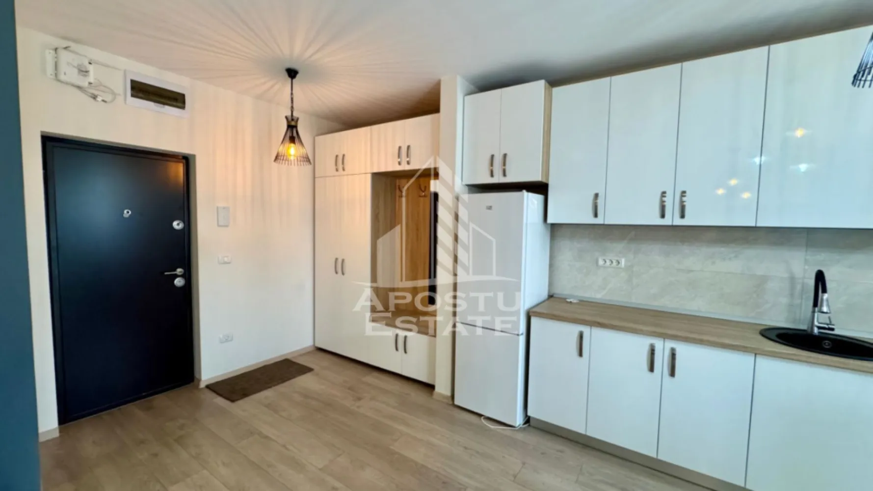 Apartament cu 2 camere, de inchiriat zona Lipovei - Agentia imobiliara APOSTU ESTATE va propune spre inchiriere un apartament cu 2 camere, situat in judetul Timis, Timisoara,zona Lipovei o zona linistita si bine pozitionata pentru cupluri sau familii care isi doresc o locuinta unde sa se simta confortabil si cu acces facil catre scoli, supermarketuri , magazine de zona.

Suprafata utila: 65 mp

Compartimentare eficienta:

-Hol de acces.

-Living room spatios si luminos, cu acces catre balcon.

-Bucatarie mobiliata si utila

-Dormitor matrimonial.

-Baie cu cadă.

Confort si facilitati:

-Incalzirea apartamentului: Incalzirea este realizata prin centrala proprie.

-Nu se accepta animale de companie de catre proprietar.

Localizare:

-Timis, Timisoara, zona Lipovei

Ideal pentru:

-Cupluri.

-Persoane singure.

-Familii

Disponibilitate: Imediata.

Pret chirie lunara: 550 euro
Prețul garanție este echivalentul a două luni care se poate achita în transe

Programeaza o vizionare pentru a-ti putea imagina viitorul aici!

ID Intern : CP3152245!
