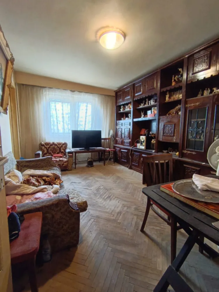 Apartament 3 camere, confort 3, zona vest - Va ofer spre vanzare un apartament cu 3 camere, confort 3, semidecomandat, situat in zona de Vest a orasului Ploiesti, la etajul 4 din 4, intr un bloc fara risc seismic.Cu o suprafata de 41 mp, locuinta a fost recompartimentata din 3 camere in 2 camere, prin extinderea bucatariei, creand astfel un spatiu de zi mai generos si mai functional. Compartimentarea actuala ofera un plus de confort si eficienta in utilizarea spatiului.Apartamentul este nerenovat, reprezentand o oportunitate excelenta pentru cei care doresc sa isi personalizeze complet locuinta sau pentru investitori interesati de o proprietate cu potential de valorificare.Zona Vest ofera acces rapid catre magazine, mijloace de transport si alte facilitati urbane, fiind una dintre cele mai cautate zone ale orasului.Pretul este negociabil, pus comisionul agentiei.Pentru mai multe detalii sau vizionari, va rog sa ma contactati telefonic.Plata acceptata cash si credit ipotecar. Andreea Olteanu- 0772.059.647