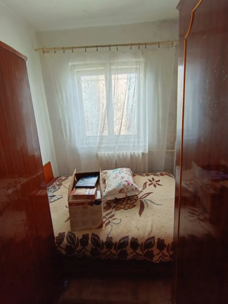 Apartament 3 camere, confort 3, zona vest - Va ofer spre vanzare un apartament cu 3 camere, confort 3, semidecomandat, situat in zona de Vest a orasului Ploiesti, la etajul 4 din 4, intr un bloc fara risc seismic.Cu o suprafata de 41 mp, locuinta a fost recompartimentata din 3 camere in 2 camere, prin extinderea bucatariei, creand astfel un spatiu de zi mai generos si mai functional. Compartimentarea actuala ofera un plus de confort si eficienta in utilizarea spatiului.Apartamentul este nerenovat, reprezentand o oportunitate excelenta pentru cei care doresc sa isi personalizeze complet locuinta sau pentru investitori interesati de o proprietate cu potential de valorificare.Zona Vest ofera acces rapid catre magazine, mijloace de transport si alte facilitati urbane, fiind una dintre cele mai cautate zone ale orasului.Pretul este negociabil, pus comisionul agentiei.Pentru mai multe detalii sau vizionari, va rog sa ma contactati telefonic.Plata acceptata cash si credit ipotecar. Andreea Olteanu- 0772.059.647