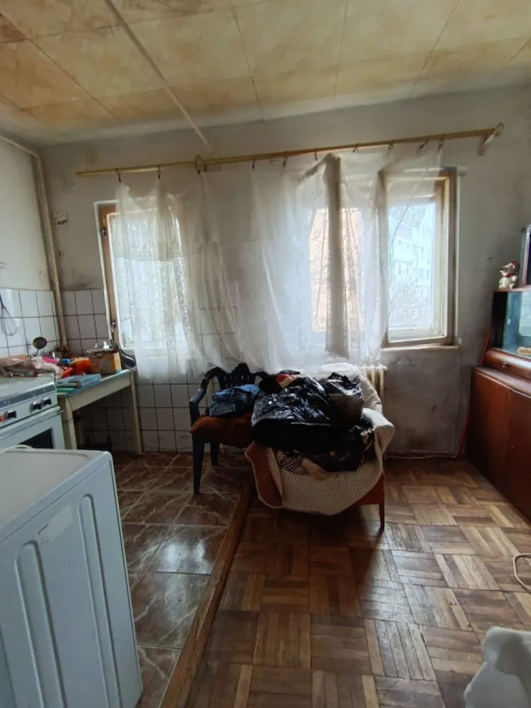 Apartament 3 camere, confort 3, zona vest - Va ofer spre vanzare un apartament cu 3 camere, confort 3, semidecomandat, situat in zona de Vest a orasului Ploiesti, la etajul 4 din 4, intr un bloc fara risc seismic.Cu o suprafata de 41 mp, locuinta a fost recompartimentata din 3 camere in 2 camere, prin extinderea bucatariei, creand astfel un spatiu de zi mai generos si mai functional. Compartimentarea actuala ofera un plus de confort si eficienta in utilizarea spatiului.Apartamentul este nerenovat, reprezentand o oportunitate excelenta pentru cei care doresc sa isi personalizeze complet locuinta sau pentru investitori interesati de o proprietate cu potential de valorificare.Zona Vest ofera acces rapid catre magazine, mijloace de transport si alte facilitati urbane, fiind una dintre cele mai cautate zone ale orasului.Pretul este negociabil, pus comisionul agentiei.Pentru mai multe detalii sau vizionari, va rog sa ma contactati telefonic.Plata acceptata cash si credit ipotecar. Andreea Olteanu- 0772.059.647