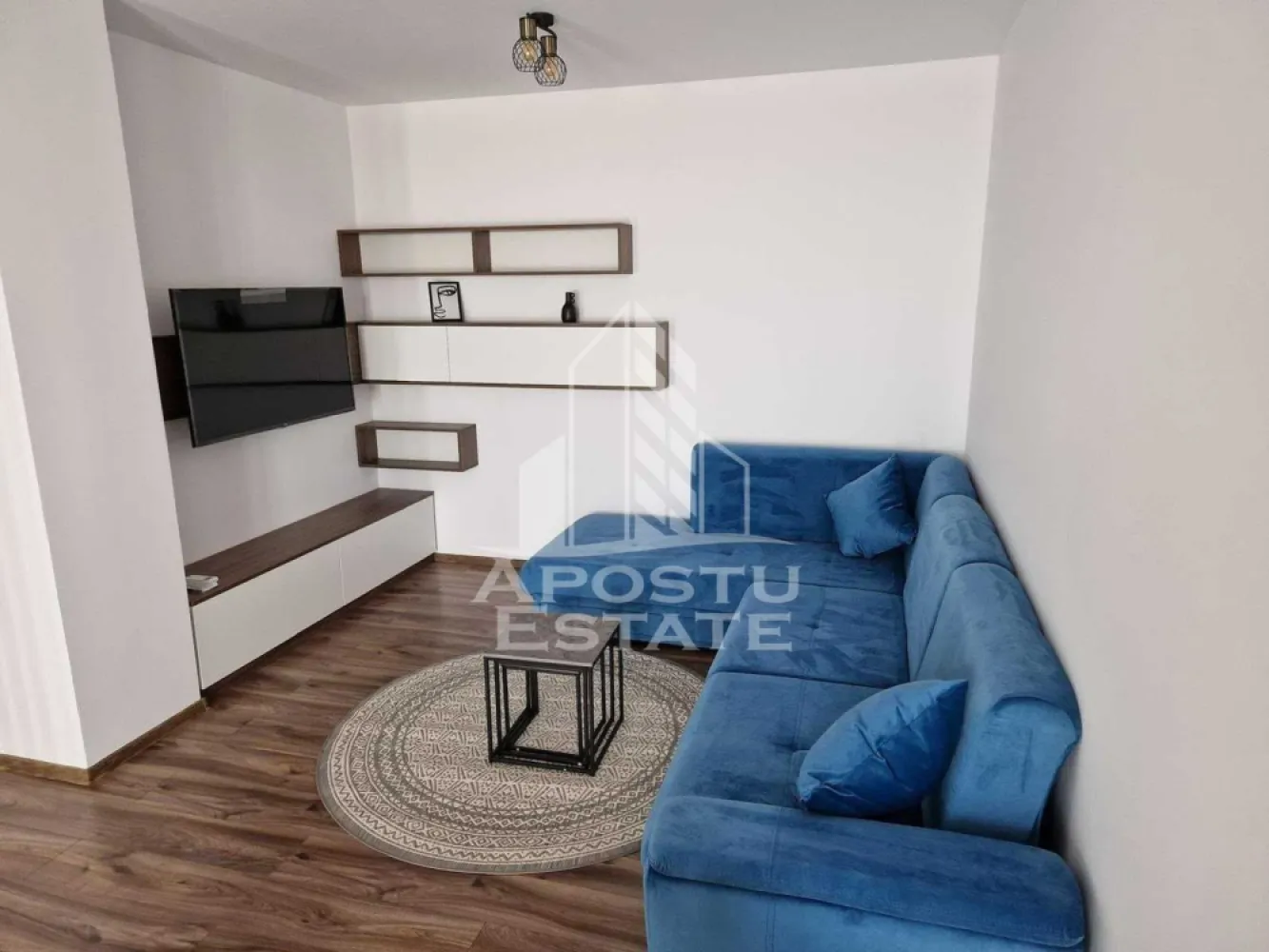 Apartament 2 camere de inchiriat , Campeador City, Torontalului-Timiș - Agentia imobiliara APOSTU ESTATE va propune spre inchiriere un apartament cu 2 camere, spatios si luminos, situat in zona Torontalului , o zona linistita si bine pozitionata din Timisoara, potrivit pentru cupluri,familii, sau studenti care isi doresc o locuinta unde sa se simta confortabil si cu acces facil catre scoli, statii de autobuz, supermarketuri , magazine de zona, parcuri.

Suprafata utila: 53 mp
Compartimentare eficienta:
-Hol de acces generos
-Bucatarie complet mobilata si utilata, cu loc de luat masa
-Living luminos si spatios
-Dormitor mobilat si utilat
-Baie prevazuta cu cada
-Balcon deschis 
Confort si facilitati:
-Incalzirea apartamentului: centrala proprie cu încălzire in pardoseala 
-Apartamentul este complet mobilat si utilat
-Loc de parcare inclus in pret 
Localizare:
-Timis,Timisoara, zona Torontalului- Campeador City – acces facil spre magazine, supermarketul Lidl, scoli, parcuri si mijloace de transport in comun
Ideal pentru:
-Familii
-Cupluri
-Studenti
Pret chirie lunara: 450 euro 
Programeaza o vizionare pentru a-ti putea imagina viitorul aici!
ID intern: CP3155551