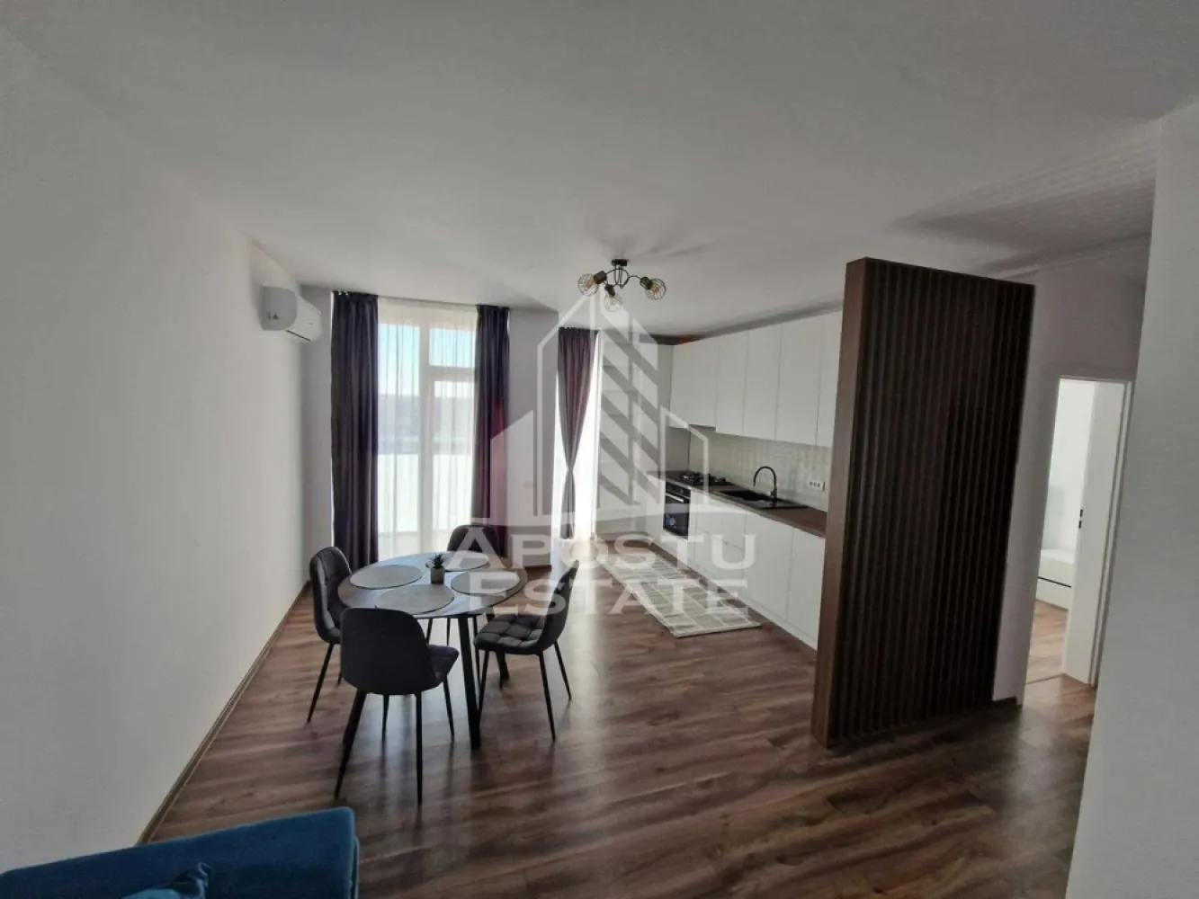 Apartament 2 camere de inchiriat , Campeador City, Torontalului-Timiș - Agentia imobiliara APOSTU ESTATE va propune spre inchiriere un apartament cu 2 camere, spatios si luminos, situat in zona Torontalului , o zona linistita si bine pozitionata din Timisoara, potrivit pentru cupluri,familii, sau studenti care isi doresc o locuinta unde sa se simta confortabil si cu acces facil catre scoli, statii de autobuz, supermarketuri , magazine de zona, parcuri.

Suprafata utila: 53 mp
Compartimentare eficienta:
-Hol de acces generos
-Bucatarie complet mobilata si utilata, cu loc de luat masa
-Living luminos si spatios
-Dormitor mobilat si utilat
-Baie prevazuta cu cada
-Balcon deschis 
Confort si facilitati:
-Incalzirea apartamentului: centrala proprie cu încălzire in pardoseala 
-Apartamentul este complet mobilat si utilat
-Loc de parcare inclus in pret 
Localizare:
-Timis,Timisoara, zona Torontalului- Campeador City – acces facil spre magazine, supermarketul Lidl, scoli, parcuri si mijloace de transport in comun
Ideal pentru:
-Familii
-Cupluri
-Studenti
Pret chirie lunara: 450 euro 
Programeaza o vizionare pentru a-ti putea imagina viitorul aici!
ID intern: CP3155551