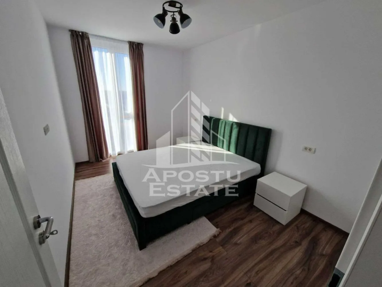 Apartament 2 camere de inchiriat , Campeador City, Torontalului-Timiș - Agentia imobiliara APOSTU ESTATE va propune spre inchiriere un apartament cu 2 camere, spatios si luminos, situat in zona Torontalului , o zona linistita si bine pozitionata din Timisoara, potrivit pentru cupluri,familii, sau studenti care isi doresc o locuinta unde sa se simta confortabil si cu acces facil catre scoli, statii de autobuz, supermarketuri , magazine de zona, parcuri.

Suprafata utila: 53 mp
Compartimentare eficienta:
-Hol de acces generos
-Bucatarie complet mobilata si utilata, cu loc de luat masa
-Living luminos si spatios
-Dormitor mobilat si utilat
-Baie prevazuta cu cada
-Balcon deschis 
Confort si facilitati:
-Incalzirea apartamentului: centrala proprie cu încălzire in pardoseala 
-Apartamentul este complet mobilat si utilat
-Loc de parcare inclus in pret 
Localizare:
-Timis,Timisoara, zona Torontalului- Campeador City – acces facil spre magazine, supermarketul Lidl, scoli, parcuri si mijloace de transport in comun
Ideal pentru:
-Familii
-Cupluri
-Studenti
Pret chirie lunara: 450 euro 
Programeaza o vizionare pentru a-ti putea imagina viitorul aici!
ID intern: CP3155551