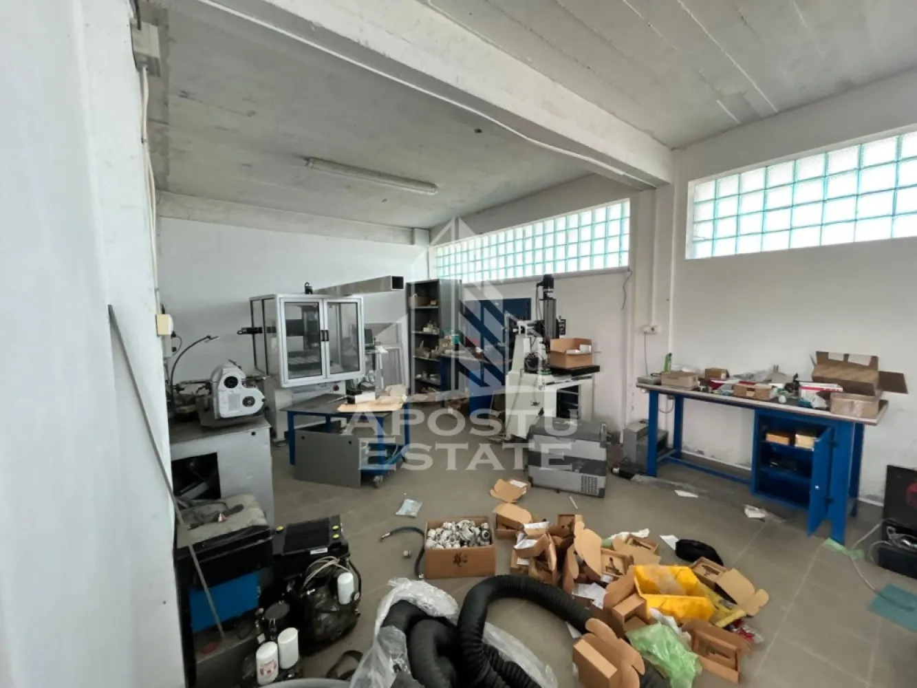 Hala 1094 mp construiti, 1200 mp teren Sacalaz. - APOSTU ESTATE va propune spre vanzare hala , 1094 mp construiti, teren 1200 mp teren, Sacalaz.

Hala are o suprafata de 1094 mp si este structurata pe 3 etaje, fiecare etaj avand 343 mp construiti.
Terenul total este de 1200 mp, si beneficiaza de doua fronturi stradale.Accesul pana la hala se face integral pe asfalt. 
Hala beneficiaza de toate utilitatiile. Putere instalata la curent 70 kVa. De asemenea regasim 84 mp de birori.

Va asteptam la o vizionare.

CP3155539