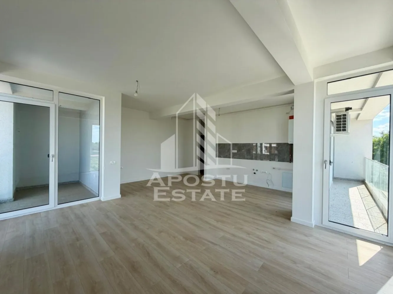 Apartament 2 camere de vanzare, zona Torontalului, Timisoara - Agentia imobiliara APOSTU ESTATE va propune spre vanzare, un apartament OpenSpace si elegant cu 2 camere de 53.1 mp si balcon de 5.5 mp si lojie de 4.6 mp, situat la etajul 1 din 3 in bloc nou in zona Aradului din Timisoara, o zona linistita si foarte bine conectata. Aceasta proprietate este ideala pentru familii sau pentru cei care isi doresc un apartament bine compartimentat, confortabil si potrivit atat pentru locuinta proprie, cat si pentru investitie imobiliara.

Detalii generale:
- Suprafata utila: 53.1 mp
- Suprafata balcon: 5.5 mp
- Suprafata lojie: 4.6 mp
- Etaj intermediar: 1 din 3

Compartimentare:
- Hol de acces generos
- Bucatarie
- Living luminos si spatios
- Dormitor matrimonial
- Baie cu dus
- Balcon
- Lojie

Detalii:
- Loc de parcare inclus in Cf
- TVA inclus in pret
- Avem apartamente disponibile la etajul 1 si 2

Confort si dotari:
- Apartamentul beneficiaza de centrala termica proprie pe gaz cu incalzire in pardoseala si aer conditionat.
- Termostat in fiecare camera

Localizare:
Zona este foarte linistita, cu acces rapid catre oras si multiple puncte de interes: supermarket-uri, piata, farmacii, scoli, gradinite, restaurante si mijloace de transport in comun. In apropiere se afla Iulius Mall, ceea ce creste atractivitatea proprietatii atat pentru locuit, cat si pentru inchiriere.

Agentia Apostu Estate va ofera consultata bancara gratuita prin intermediul colaboratorilor nostri si broker de credite pentru alegerea celui mai potrivit tip de credit, astfel incat dvs sa deveniti proprietar in cel mai scurt timp posibil.

Programeaza o vizionare chiar astazi si descopera avantajele acestui apartament spatios din Torontalului!
ID intern: CP3149919!