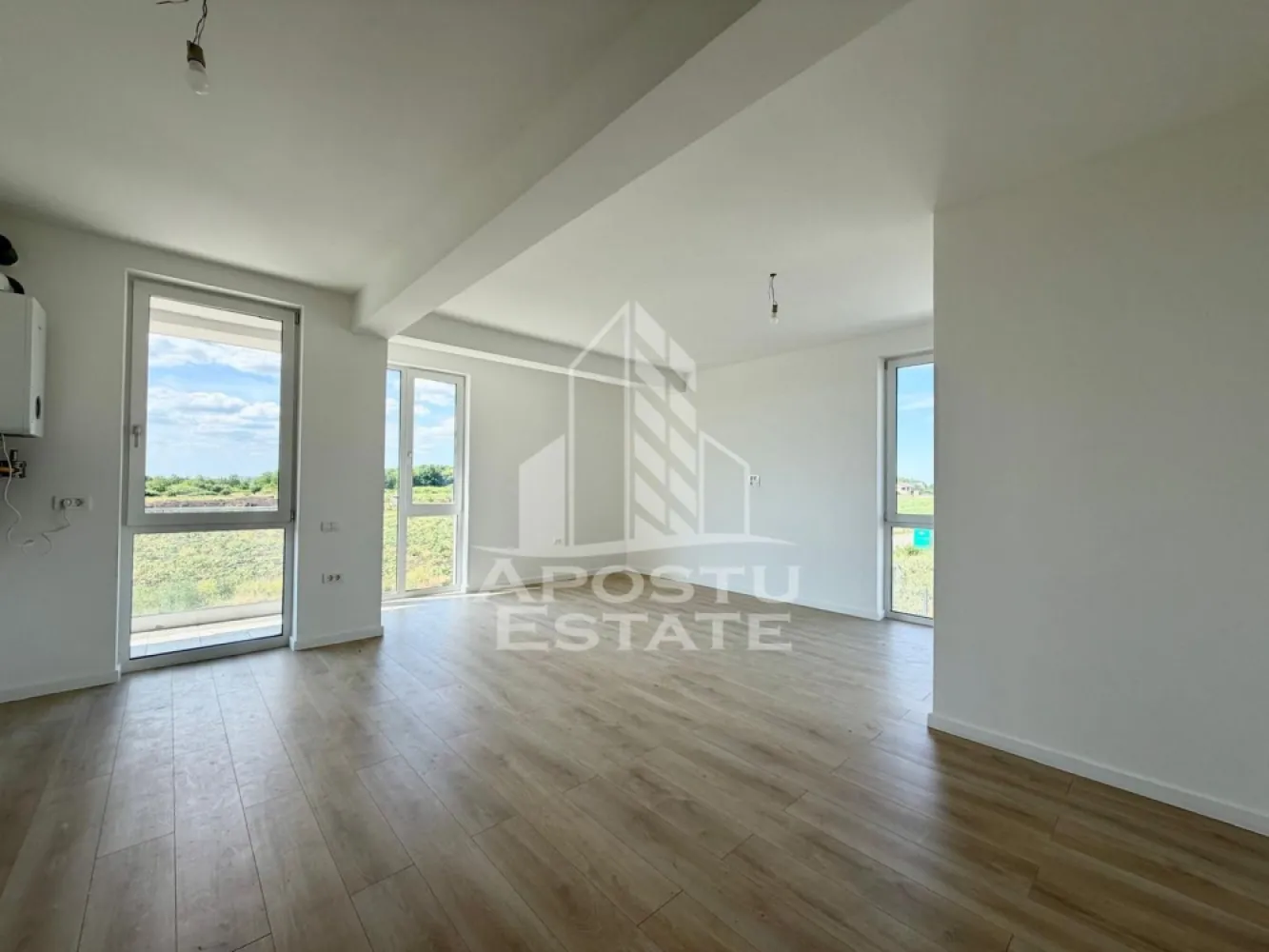 Apartament 2 camere de vanzare, zona Torontalului, Timisoara - Agentia imobiliara APOSTU ESTATE va propune spre vanzare, un apartament OpenSpace si elegant cu 2 camere de 53.1 mp si balcon de 5.5 mp si lojie de 4.6 mp, situat la etajul 1 din 3 in bloc nou in zona Aradului din Timisoara, o zona linistita si foarte bine conectata. Aceasta proprietate este ideala pentru familii sau pentru cei care isi doresc un apartament bine compartimentat, confortabil si potrivit atat pentru locuinta proprie, cat si pentru investitie imobiliara.

Detalii generale:
- Suprafata utila: 53.1 mp
- Suprafata balcon: 5.5 mp
- Suprafata lojie: 4.6 mp
- Etaj intermediar: 1 din 3

Compartimentare:
- Hol de acces generos
- Bucatarie
- Living luminos si spatios
- Dormitor matrimonial
- Baie cu dus
- Balcon
- Lojie

Detalii:
- Loc de parcare inclus in Cf
- TVA inclus in pret
- Avem apartamente disponibile la etajul 1 si 2

Confort si dotari:
- Apartamentul beneficiaza de centrala termica proprie pe gaz cu incalzire in pardoseala si aer conditionat.
- Termostat in fiecare camera

Localizare:
Zona este foarte linistita, cu acces rapid catre oras si multiple puncte de interes: supermarket-uri, piata, farmacii, scoli, gradinite, restaurante si mijloace de transport in comun. In apropiere se afla Iulius Mall, ceea ce creste atractivitatea proprietatii atat pentru locuit, cat si pentru inchiriere.

Agentia Apostu Estate va ofera consultata bancara gratuita prin intermediul colaboratorilor nostri si broker de credite pentru alegerea celui mai potrivit tip de credit, astfel incat dvs sa deveniti proprietar in cel mai scurt timp posibil.

Programeaza o vizionare chiar astazi si descopera avantajele acestui apartament spatios din Torontalului!
ID intern: CP3149919!