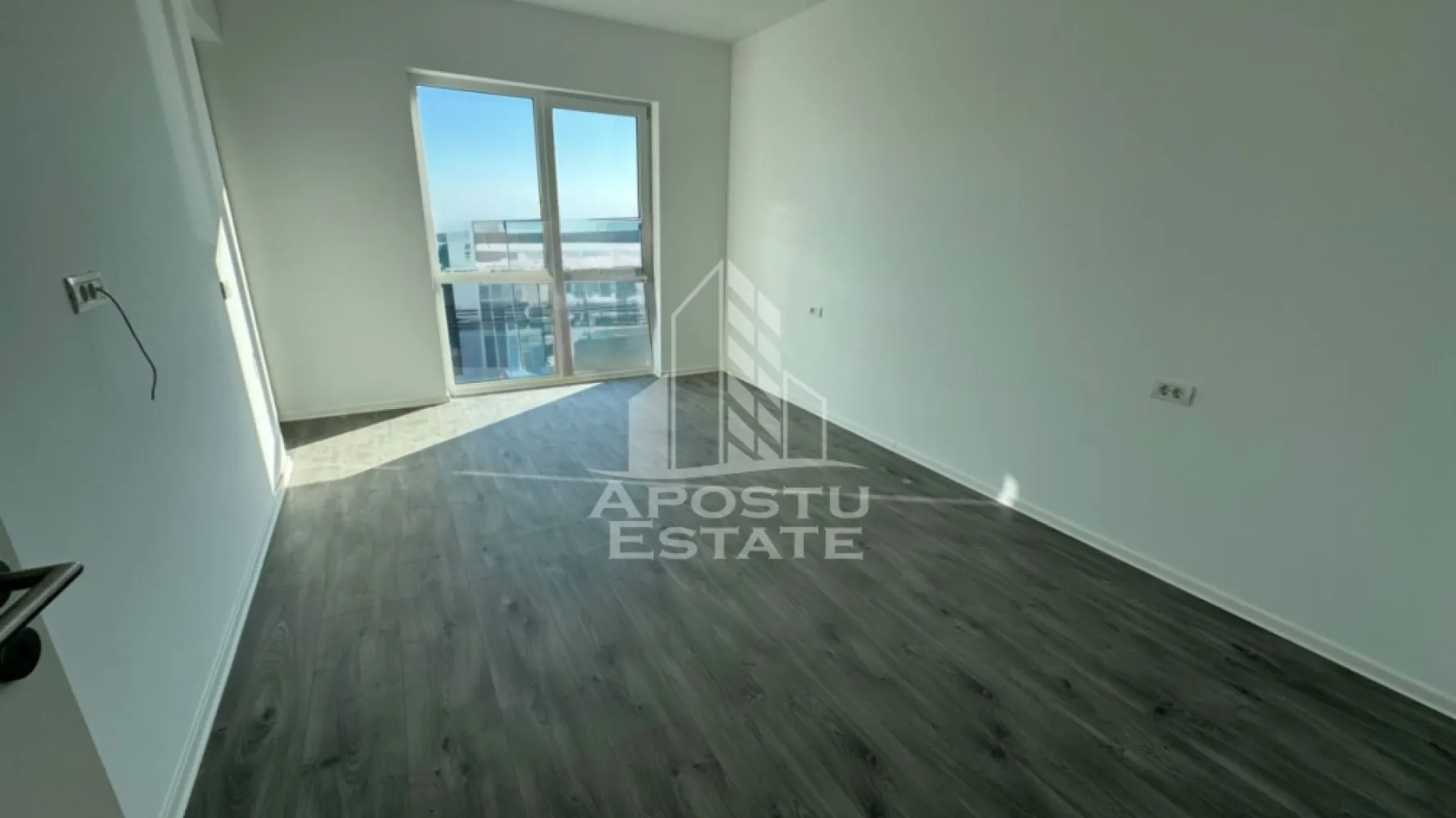 Apartament cu 3 camere, de vanzare,Torontalului,Timisoara - Apostu Estate va ofera spre vanzare un apartament openspace cu 3 camere, situat la etajul 2/3 intr-un bloc nou din zona Torontalului.

Apartamentul dispune de o suprafata de 75 mp si compartimentat astfel:

- hol de acces

- living spatios openspace cu bucatarie, iesire spre terasa 
- dormitor matrimoneal cu baie proprie
- dormitor secundar
- 2 bai, dintre care una cu cada si cealalata cu dus

Confortul termic este realizat prin centrala proprie si incalzire in pardoseala.

Dotari: Tamplarie PVC cu geamuri tripan, usi Porta Doors, izolatie de 10cm, izolatie fonica intre apartamente

Apartamentul se vinde precum se vede in poze. 

Locul de parcare este inclus in pret
Pretul nu include TVA.

Vecinatati: Vox Technology Park 2.5 km, timp cu masina 4-5min

Lidl~1,3 km, timp cu masina 3 min

METRO Timișoara 2 ~1 km, timp cu masina 1-2 min

Iulius Town~4 km, timp cu masina 8-10 min

Agentia imobiliara Apostu Estate va ofera consultanta bancara gratuita prin intermediul colaboratorilor nostri pentru alegerea celui mai potrivit tip de credit, astfel incat tu sa devi noul proprietar al acestui apartament.

Va asteptam cu drag la o vizionare!

ID intern: CP3155662!
