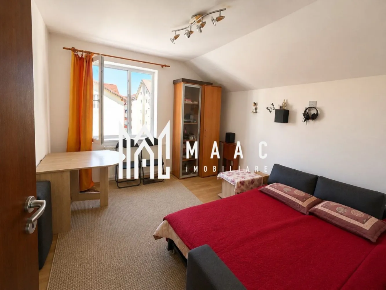 Apartament 1 Camera I Decomandat I Loc ParcareIAlma-Turnisor - Vă propunem spre vânzare o garsonieră practică și bine întreținută, situată în cartierul Turnișor, într-un imobil construit în anul 2008 din placă de beton, o alegere excelentă atât pentru locuire, cât și pentru investiție.

Locuința este amplasată la etajul 4 și beneficiază de o compartimentare eficientă, fiind complet mobilată și utilată, gata pentru mutare imediată.

Detalii proprietate:
Suprafață utilă: 30 mp
Etaj 4
Bloc construit în 2008
Construcție din placă de beton
Disponibilă imediat

Dotări:
Complet mobilată și utilată
Centrală termică proprie pe gaz
Mașină de spălat rufe
Frigider
Plită și cuptor
Tâmplărie PVC
Sistem de supraveghere video al imobilului

Avantaje:
Costuri reduse de întreținere
Locuință luminoasă și eficient compartimentată
Ideală pentru o persoană, un cuplu sau pentru închiriere
Imobil modern și bine administrat
Zonă liniștită și bine conectată
Localizare excelentă:
Aproape de școli și grădinițe
În apropierea universităților
Acces rapid către magazine, supermarketuri și restaurante
Stații de transport public la câteva minute de mers pe jos
Aproape de centre medicale și farmacii
Vecinătatea parcurilor și a zonelor verzi pentru recreere
Acces facil către principalele artere ale orașului
Investiție cu potențial

Datorită amplasării într-o zonă căutată și a faptului că se vinde complet mobilată și utilată, proprietatea reprezintă o oportunitate excelentă pentru investiție, putând fi închiriată imediat, fără costuri suplimentare.

Garsoniera este pregătită pentru noul proprietar și oferă confort, funcționalitate și acces rapid către toate facilitățile importante ale orașului.

Pentru informati si vizionari: CP3152244
