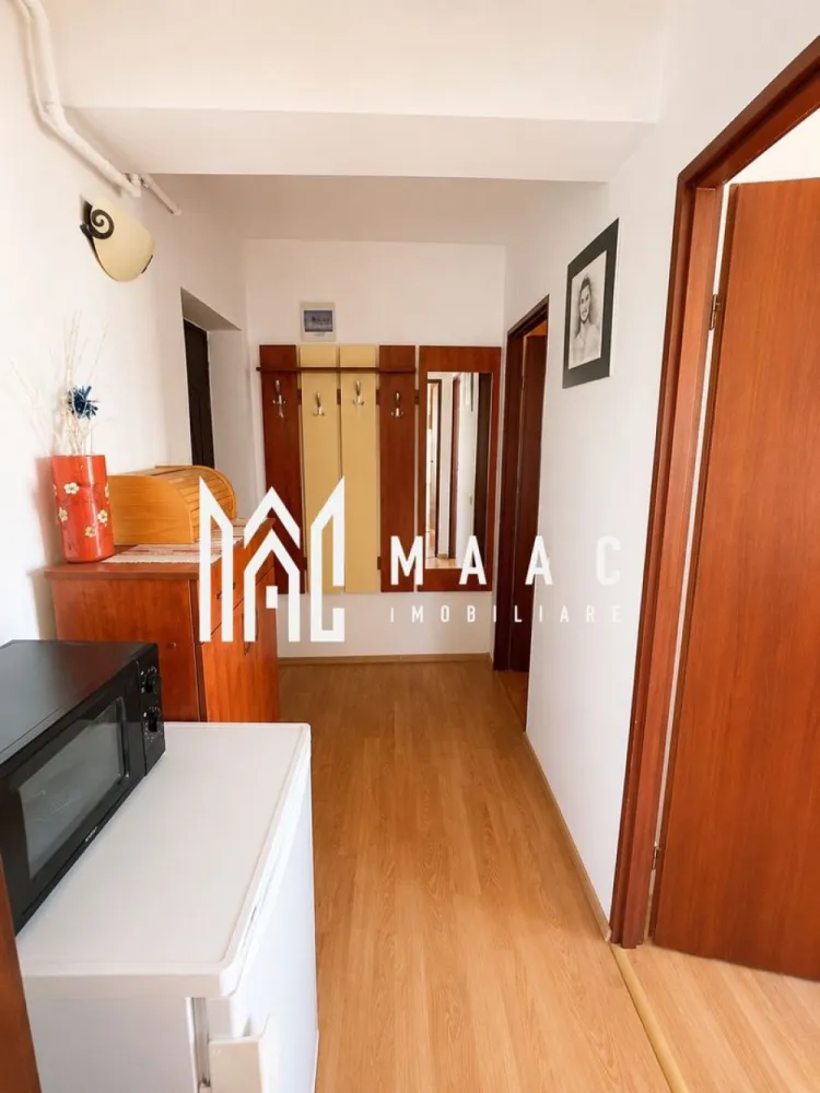 Apartament 1 Camera I Decomandat I Loc ParcareIAlma-Turnisor - Vă propunem spre vânzare o garsonieră practică și bine întreținută, situată în cartierul Turnișor, într-un imobil construit în anul 2008 din placă de beton, o alegere excelentă atât pentru locuire, cât și pentru investiție.

Locuința este amplasată la etajul 4 și beneficiază de o compartimentare eficientă, fiind complet mobilată și utilată, gata pentru mutare imediată.

Detalii proprietate:
Suprafață utilă: 30 mp
Etaj 4
Bloc construit în 2008
Construcție din placă de beton
Disponibilă imediat

Dotări:
Complet mobilată și utilată
Centrală termică proprie pe gaz
Mașină de spălat rufe
Frigider
Plită și cuptor
Tâmplărie PVC
Sistem de supraveghere video al imobilului

Avantaje:
Costuri reduse de întreținere
Locuință luminoasă și eficient compartimentată
Ideală pentru o persoană, un cuplu sau pentru închiriere
Imobil modern și bine administrat
Zonă liniștită și bine conectată
Localizare excelentă:
Aproape de școli și grădinițe
În apropierea universităților
Acces rapid către magazine, supermarketuri și restaurante
Stații de transport public la câteva minute de mers pe jos
Aproape de centre medicale și farmacii
Vecinătatea parcurilor și a zonelor verzi pentru recreere
Acces facil către principalele artere ale orașului
Investiție cu potențial

Datorită amplasării într-o zonă căutată și a faptului că se vinde complet mobilată și utilată, proprietatea reprezintă o oportunitate excelentă pentru investiție, putând fi închiriată imediat, fără costuri suplimentare.

Garsoniera este pregătită pentru noul proprietar și oferă confort, funcționalitate și acces rapid către toate facilitățile importante ale orașului.

Pentru informati si vizionari: CP3152244