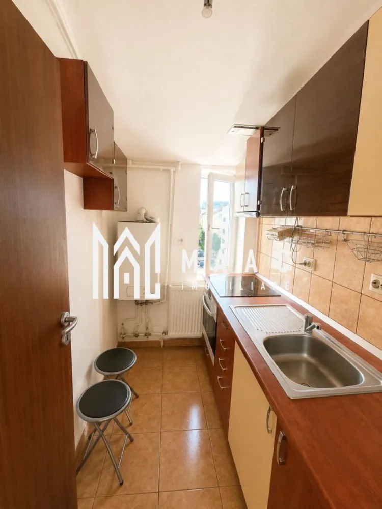 Apartament 1 Camera I Decomandat I Loc ParcareIAlma-Turnisor - Vă propunem spre vânzare o garsonieră practică și bine întreținută, situată în cartierul Turnișor, într-un imobil construit în anul 2008 din placă de beton, o alegere excelentă atât pentru locuire, cât și pentru investiție.

Locuința este amplasată la etajul 4 și beneficiază de o compartimentare eficientă, fiind complet mobilată și utilată, gata pentru mutare imediată.

Detalii proprietate:
Suprafață utilă: 30 mp
Etaj 4
Bloc construit în 2008
Construcție din placă de beton
Disponibilă imediat

Dotări:
Complet mobilată și utilată
Centrală termică proprie pe gaz
Mașină de spălat rufe
Frigider
Plită și cuptor
Tâmplărie PVC
Sistem de supraveghere video al imobilului

Avantaje:
Costuri reduse de întreținere
Locuință luminoasă și eficient compartimentată
Ideală pentru o persoană, un cuplu sau pentru închiriere
Imobil modern și bine administrat
Zonă liniștită și bine conectată
Localizare excelentă:
Aproape de școli și grădinițe
În apropierea universităților
Acces rapid către magazine, supermarketuri și restaurante
Stații de transport public la câteva minute de mers pe jos
Aproape de centre medicale și farmacii
Vecinătatea parcurilor și a zonelor verzi pentru recreere
Acces facil către principalele artere ale orașului
Investiție cu potențial

Datorită amplasării într-o zonă căutată și a faptului că se vinde complet mobilată și utilată, proprietatea reprezintă o oportunitate excelentă pentru investiție, putând fi închiriată imediat, fără costuri suplimentare.

Garsoniera este pregătită pentru noul proprietar și oferă confort, funcționalitate și acces rapid către toate facilitățile importante ale orașului.

Pentru informati si vizionari: CP3152244