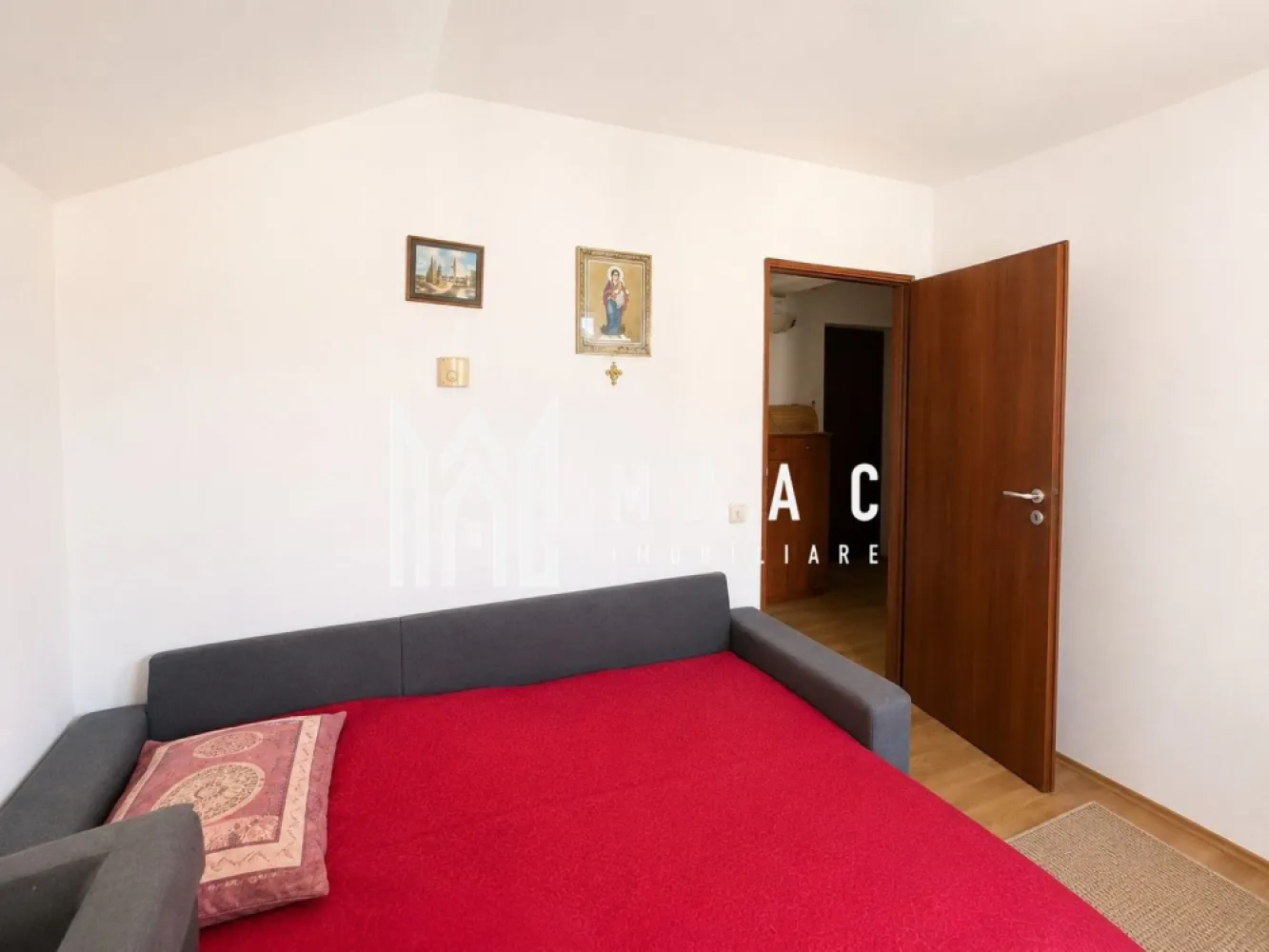 Apartament 1 Camera I Decomandat I Loc ParcareIAlma-Turnisor - Vă propunem spre vânzare o garsonieră practică și bine întreținută, situată în cartierul Turnișor, într-un imobil construit în anul 2008 din placă de beton, o alegere excelentă atât pentru locuire, cât și pentru investiție.

Locuința este amplasată la etajul 4 și beneficiază de o compartimentare eficientă, fiind complet mobilată și utilată, gata pentru mutare imediată.

Detalii proprietate:
Suprafață utilă: 30 mp
Etaj 4
Bloc construit în 2008
Construcție din placă de beton
Disponibilă imediat

Dotări:
Complet mobilată și utilată
Centrală termică proprie pe gaz
Mașină de spălat rufe
Frigider
Plită și cuptor
Tâmplărie PVC
Sistem de supraveghere video al imobilului

Avantaje:
Costuri reduse de întreținere
Locuință luminoasă și eficient compartimentată
Ideală pentru o persoană, un cuplu sau pentru închiriere
Imobil modern și bine administrat
Zonă liniștită și bine conectată
Localizare excelentă:
Aproape de școli și grădinițe
În apropierea universităților
Acces rapid către magazine, supermarketuri și restaurante
Stații de transport public la câteva minute de mers pe jos
Aproape de centre medicale și farmacii
Vecinătatea parcurilor și a zonelor verzi pentru recreere
Acces facil către principalele artere ale orașului
Investiție cu potențial

Datorită amplasării într-o zonă căutată și a faptului că se vinde complet mobilată și utilată, proprietatea reprezintă o oportunitate excelentă pentru investiție, putând fi închiriată imediat, fără costuri suplimentare.

Garsoniera este pregătită pentru noul proprietar și oferă confort, funcționalitate și acces rapid către toate facilitățile importante ale orașului.

Pentru informati si vizionari: CP3152244
