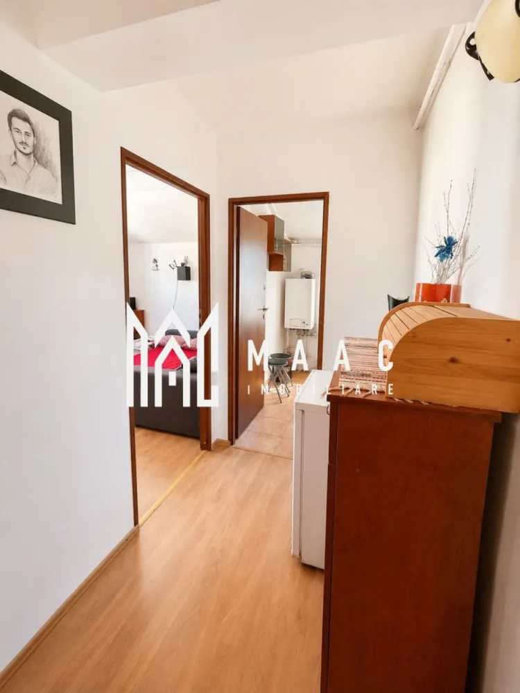 Apartament 1 Camera I Decomandat I Loc ParcareIAlma-Turnisor - Vă propunem spre vânzare o garsonieră practică și bine întreținută, situată în cartierul Turnișor, într-un imobil construit în anul 2008 din placă de beton, o alegere excelentă atât pentru locuire, cât și pentru investiție.

Locuința este amplasată la etajul 4 și beneficiază de o compartimentare eficientă, fiind complet mobilată și utilată, gata pentru mutare imediată.

Detalii proprietate:
Suprafață utilă: 30 mp
Etaj 4
Bloc construit în 2008
Construcție din placă de beton
Disponibilă imediat

Dotări:
Complet mobilată și utilată
Centrală termică proprie pe gaz
Mașină de spălat rufe
Frigider
Plită și cuptor
Tâmplărie PVC
Sistem de supraveghere video al imobilului

Avantaje:
Costuri reduse de întreținere
Locuință luminoasă și eficient compartimentată
Ideală pentru o persoană, un cuplu sau pentru închiriere
Imobil modern și bine administrat
Zonă liniștită și bine conectată
Localizare excelentă:
Aproape de școli și grădinițe
În apropierea universităților
Acces rapid către magazine, supermarketuri și restaurante
Stații de transport public la câteva minute de mers pe jos
Aproape de centre medicale și farmacii
Vecinătatea parcurilor și a zonelor verzi pentru recreere
Acces facil către principalele artere ale orașului
Investiție cu potențial

Datorită amplasării într-o zonă căutată și a faptului că se vinde complet mobilată și utilată, proprietatea reprezintă o oportunitate excelentă pentru investiție, putând fi închiriată imediat, fără costuri suplimentare.

Garsoniera este pregătită pentru noul proprietar și oferă confort, funcționalitate și acces rapid către toate facilitățile importante ale orașului.

Pentru informati si vizionari: CP3152244