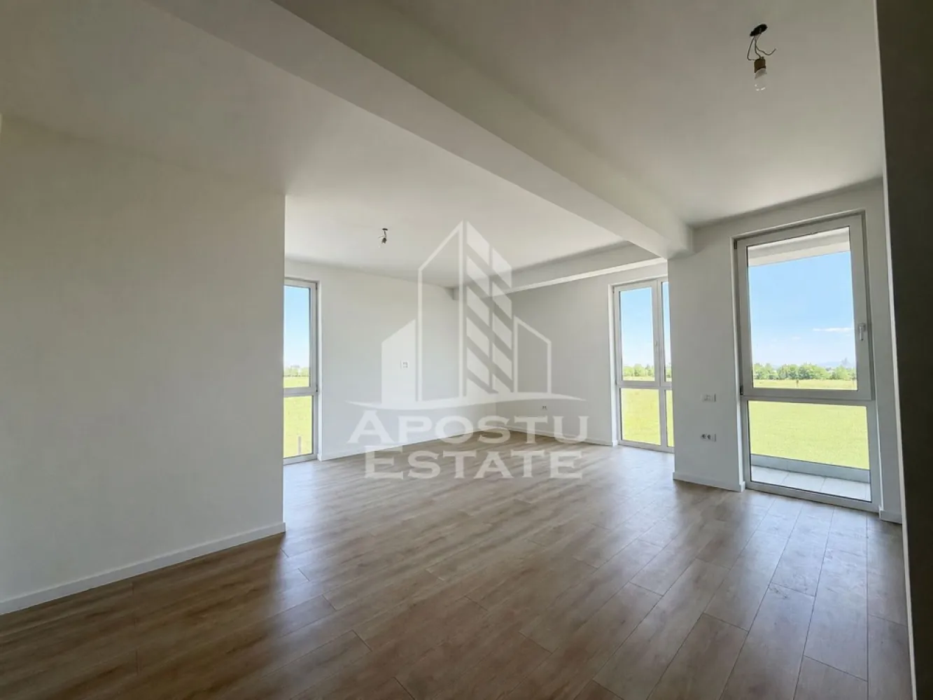 Apartament 2 camere de vanzare, zona Torontalului, Timisoara - Agentia imobiliara APOSTU ESTATE va propune spre vanzare, un apartament OpenSpace si elegant cu 2 camere de 53.1 mp si balcon de 5.5 mp si lojie de 4.6 mp, situat la etajul 1 din 3 in bloc nou in zona Aradului din Timisoara, o zona linistita si foarte bine conectata. Aceasta proprietate este ideala pentru familii sau pentru cei care isi doresc un apartament bine compartimentat, confortabil si potrivit atat pentru locuinta proprie, cat si pentru investitie imobiliara.

Detalii generale:
- Suprafata utila: 53.1 mp
- Suprafata balcon: 5.5 mp
- Suprafata lojie: 4.6 mp
- Etaj intermediar: 2 din 3

Compartimentare:
- Hol de acces generos
- Bucatarie
- Living luminos si spatios
- Dormitor matrimonial
- Baie cu dus
- Balcon
- Lojie

Detalii:
- Loc de parcare inclus in Cf
- TVA inclus in pret
- Avem apartamente disponibile la etajul 1 si 2

Confort si dotari:
- Apartamentul beneficiaza de centrala termica proprie pe gaz cu incalzire in pardoseala si aer conditionat.
- Termostat in fiecare camera

Localizare:
Zona este foarte linistita, cu acces rapid catre oras si multiple puncte de interes: supermarket-uri, piata, farmacii, scoli, gradinite, restaurante si mijloace de transport in comun. In apropiere se afla Iulius Mall, ceea ce creste atractivitatea proprietatii atat pentru locuit, cat si pentru inchiriere.

Agentia Apostu Estate va ofera consultata bancara gratuita prin intermediul colaboratorilor nostri si broker de credite pentru alegerea celui mai potrivit tip de credit, astfel incat dvs sa deveniti proprietar in cel mai scurt timp posibil.

Programeaza o vizionare chiar astazi si descopera avantajele acestui apartament spatios din Torontalului!
ID intern: CP3155793!