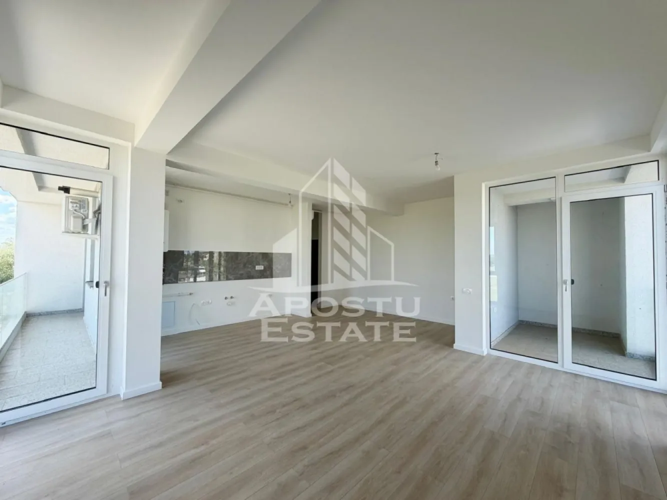 Apartament 2 camere de vanzare, zona Torontalului, Timisoara - Agentia imobiliara APOSTU ESTATE va propune spre vanzare, un apartament OpenSpace si elegant cu 2 camere de 53.1 mp si balcon de 5.5 mp si lojie de 4.6 mp, situat la etajul 1 din 3 in bloc nou in zona Aradului din Timisoara, o zona linistita si foarte bine conectata. Aceasta proprietate este ideala pentru familii sau pentru cei care isi doresc un apartament bine compartimentat, confortabil si potrivit atat pentru locuinta proprie, cat si pentru investitie imobiliara.

Detalii generale:
- Suprafata utila: 53.1 mp
- Suprafata balcon: 5.5 mp
- Suprafata lojie: 4.6 mp
- Etaj intermediar: 2 din 3

Compartimentare:
- Hol de acces generos
- Bucatarie
- Living luminos si spatios
- Dormitor matrimonial
- Baie cu dus
- Balcon
- Lojie

Detalii:
- Loc de parcare inclus in Cf
- TVA inclus in pret
- Avem apartamente disponibile la etajul 1 si 2

Confort si dotari:
- Apartamentul beneficiaza de centrala termica proprie pe gaz cu incalzire in pardoseala si aer conditionat.
- Termostat in fiecare camera

Localizare:
Zona este foarte linistita, cu acces rapid catre oras si multiple puncte de interes: supermarket-uri, piata, farmacii, scoli, gradinite, restaurante si mijloace de transport in comun. In apropiere se afla Iulius Mall, ceea ce creste atractivitatea proprietatii atat pentru locuit, cat si pentru inchiriere.

Agentia Apostu Estate va ofera consultata bancara gratuita prin intermediul colaboratorilor nostri si broker de credite pentru alegerea celui mai potrivit tip de credit, astfel incat dvs sa deveniti proprietar in cel mai scurt timp posibil.

Programeaza o vizionare chiar astazi si descopera avantajele acestui apartament spatios din Torontalului!
ID intern: CP3155793!