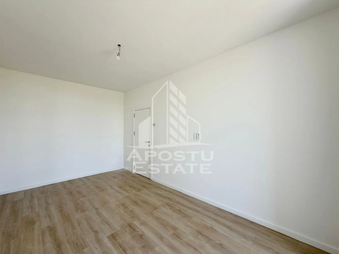 Apartament 2 camere de vanzare, zona Torontalului, Timisoara - Agentia imobiliara APOSTU ESTATE va propune spre vanzare, un apartament OpenSpace si elegant cu 2 camere de 53.1 mp si balcon de 5.5 mp si lojie de 4.6 mp, situat la etajul 1 din 3 in bloc nou in zona Aradului din Timisoara, o zona linistita si foarte bine conectata. Aceasta proprietate este ideala pentru familii sau pentru cei care isi doresc un apartament bine compartimentat, confortabil si potrivit atat pentru locuinta proprie, cat si pentru investitie imobiliara.

Detalii generale:
- Suprafata utila: 53.1 mp
- Suprafata balcon: 5.5 mp
- Suprafata lojie: 4.6 mp
- Etaj intermediar: 2 din 3

Compartimentare:
- Hol de acces generos
- Bucatarie
- Living luminos si spatios
- Dormitor matrimonial
- Baie cu dus
- Balcon
- Lojie

Detalii:
- Loc de parcare inclus in Cf
- TVA inclus in pret
- Avem apartamente disponibile la etajul 1 si 2

Confort si dotari:
- Apartamentul beneficiaza de centrala termica proprie pe gaz cu incalzire in pardoseala si aer conditionat.
- Termostat in fiecare camera

Localizare:
Zona este foarte linistita, cu acces rapid catre oras si multiple puncte de interes: supermarket-uri, piata, farmacii, scoli, gradinite, restaurante si mijloace de transport in comun. In apropiere se afla Iulius Mall, ceea ce creste atractivitatea proprietatii atat pentru locuit, cat si pentru inchiriere.

Agentia Apostu Estate va ofera consultata bancara gratuita prin intermediul colaboratorilor nostri si broker de credite pentru alegerea celui mai potrivit tip de credit, astfel incat dvs sa deveniti proprietar in cel mai scurt timp posibil.

Programeaza o vizionare chiar astazi si descopera avantajele acestui apartament spatios din Torontalului!
ID intern: CP3155793!