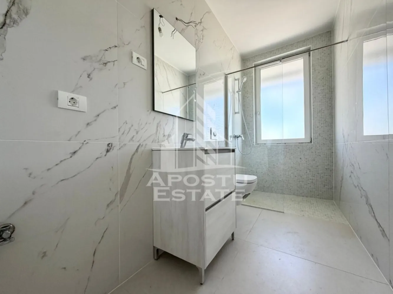 Apartament 2 camere de vanzare, zona Torontalului, Timisoara - Agentia imobiliara APOSTU ESTATE va propune spre vanzare, un apartament OpenSpace si elegant cu 2 camere de 53.1 mp si balcon de 5.5 mp si lojie de 4.6 mp, situat la etajul 1 din 3 in bloc nou in zona Aradului din Timisoara, o zona linistita si foarte bine conectata. Aceasta proprietate este ideala pentru familii sau pentru cei care isi doresc un apartament bine compartimentat, confortabil si potrivit atat pentru locuinta proprie, cat si pentru investitie imobiliara.

Detalii generale:
- Suprafata utila: 53.1 mp
- Suprafata balcon: 5.5 mp
- Suprafata lojie: 4.6 mp
- Etaj intermediar: 2 din 3

Compartimentare:
- Hol de acces generos
- Bucatarie
- Living luminos si spatios
- Dormitor matrimonial
- Baie cu dus
- Balcon
- Lojie

Detalii:
- Loc de parcare inclus in Cf
- TVA inclus in pret
- Avem apartamente disponibile la etajul 1 si 2

Confort si dotari:
- Apartamentul beneficiaza de centrala termica proprie pe gaz cu incalzire in pardoseala si aer conditionat.
- Termostat in fiecare camera

Localizare:
Zona este foarte linistita, cu acces rapid catre oras si multiple puncte de interes: supermarket-uri, piata, farmacii, scoli, gradinite, restaurante si mijloace de transport in comun. In apropiere se afla Iulius Mall, ceea ce creste atractivitatea proprietatii atat pentru locuit, cat si pentru inchiriere.

Agentia Apostu Estate va ofera consultata bancara gratuita prin intermediul colaboratorilor nostri si broker de credite pentru alegerea celui mai potrivit tip de credit, astfel incat dvs sa deveniti proprietar in cel mai scurt timp posibil.

Programeaza o vizionare chiar astazi si descopera avantajele acestui apartament spatios din Torontalului!
ID intern: CP3155793!