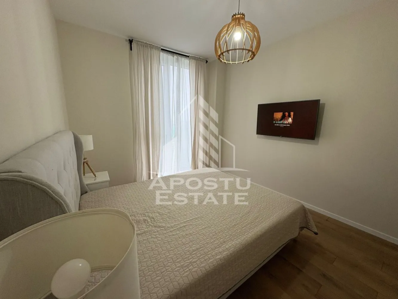 Apartament 2 camere de inchiriat, Timisoara, Campeador City - Agentia imobiliara APOSTU ESTATE va propune spre inchiriere un apartament spatios si elegant, cu 2 camere, situat intr-o zona linistita si bine conectata din Calea Torontarului, ideal pentru familii sau persoane care doresc un spatiu generos si confortabil.
Suprafata utila: 60 mp

Compartimentare eficienta:
Hol de acces generos
Bucatarie complet mobilata si utilata, cu loc de luat masa
Living luminos si spatios open space cu bucataria
Dormitor matrimonial mobilat
Baie cu dus si geam pentru ventilatie naturala

Confort si facilitati:
Centrala termica proprie pe gaz
Aer conditionat
Apartamentul este complet mobilat si utilat
Localizare: Zona Torontarului– liniste, acces facil spre oras, in apropiere de magazine, scoli si mijloace de transport in comun.

Ideal pentru:
Familii
Cupluri
Persoane singure

Pret chirie: 470 Euro
Programeaza o vizionare pentru a-ti imagina viitorul aici!
ID intern: CP2855905