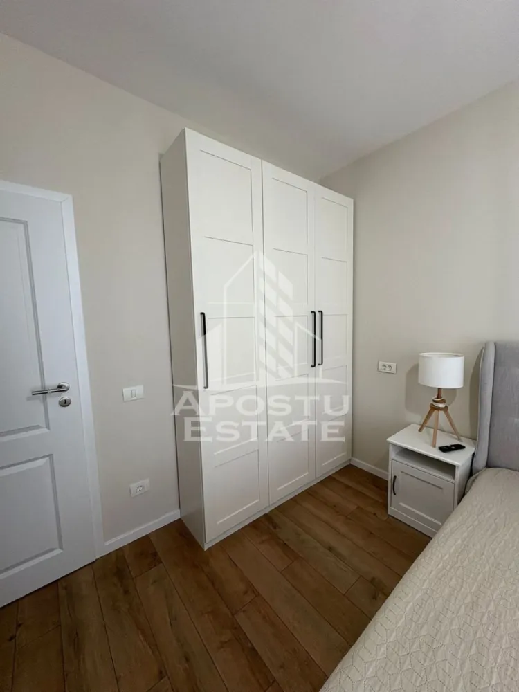 Apartament 2 camere de inchiriat, Timisoara, Campeador City - Agentia imobiliara APOSTU ESTATE va propune spre inchiriere un apartament spatios si elegant, cu 2 camere, situat intr-o zona linistita si bine conectata din Calea Torontarului, ideal pentru familii sau persoane care doresc un spatiu generos si confortabil.
Suprafata utila: 60 mp

Compartimentare eficienta:
Hol de acces generos
Bucatarie complet mobilata si utilata, cu loc de luat masa
Living luminos si spatios open space cu bucataria
Dormitor matrimonial mobilat
Baie cu dus si geam pentru ventilatie naturala

Confort si facilitati:
Centrala termica proprie pe gaz
Aer conditionat
Apartamentul este complet mobilat si utilat
Localizare: Zona Torontarului– liniste, acces facil spre oras, in apropiere de magazine, scoli si mijloace de transport in comun.

Ideal pentru:
Familii
Cupluri
Persoane singure

Pret chirie: 470 Euro
Programeaza o vizionare pentru a-ti imagina viitorul aici!
ID intern: CP2855905