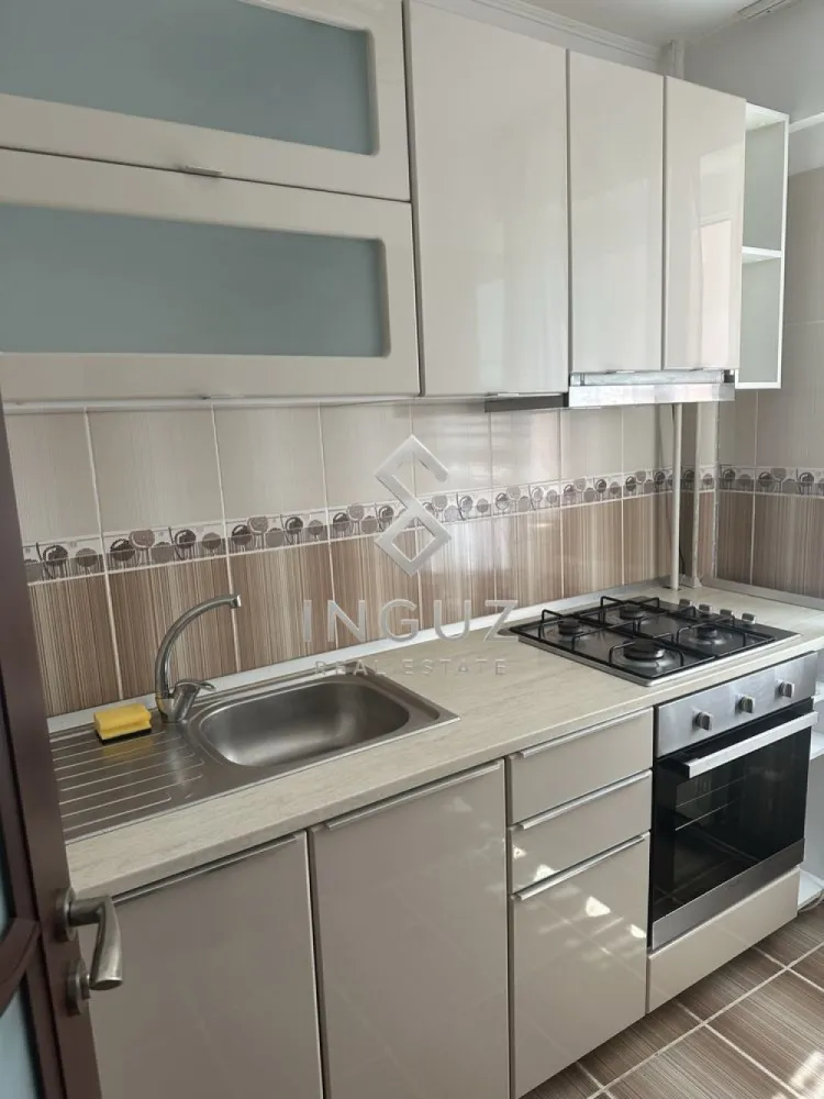 DE ÎNCHIRIAT – GARSONIERĂ – ZONA IANCULUI - DE ÎNCHIRIAT – GARSONIERĂ – ZONA IANCULUI

Oferim spre închiriere o garsonieră modernă, situată în zona Iancului, într-o zonă excelent conectată la mijloacele de transport.

Detalii proprietate:
• Garsonieră complet mobilată și utilată modern
• Stare impecabilă
• Confort sporit și spațiu bine organizat
• Acces rapid către toate facilitățile urbane

Localizare:
• La doar 3 minute de mers pe jos de stația de metrou Iancului
• Acces foarte ușor la tramvai, autobuz și metrou
• În apropiere: magazine, farmacii și toate serviciile necesare

Condiții de închiriere:
• Chirie: 500 Euro/lună (negociabil)
• Nu se acceptă animale de companie
• Disponibilă imediat

Comision agenție: 50% din prima lună de chirie
____________________________________________________________________________

للإيجار – استوديو – منطقة إيانكولوِي (Iancului)

نقدم استوديو حديث للإيجار، يقع في منطقة إيانكولوِي، ضمن موقع ممتاز قريب من جميع وسائل النقل.

تفاصيل العقار:
• استوديو مفروش ومجهز بالكامل بشكل حديث
• حالة ممتازة
• تصميم عملي ومساحة مريحة
• قريب من جميع الخدمات

الموقع:
• على بعد 3 دقائق فقط سيراً على الأقدام من محطة مترو Iancului
• وصول سهل إلى الترام والحافلات والمترو
• بالقرب من المتاجر والصيدليات وجميع الخدمات الأساسية

شروط الإيجار:
• الإيجار الشهري: 500 يورو (قابل للتفاوض)
• لا يُسمح باصطحاب الحيوانات
• متاح فوراً

عمولة المكتب: 50% من إيجار شهر واحد

Inguz Real Estate
📱 +40 774 017 567
📱 +40 724 922 092
✉️ info@inguzrealestate.com