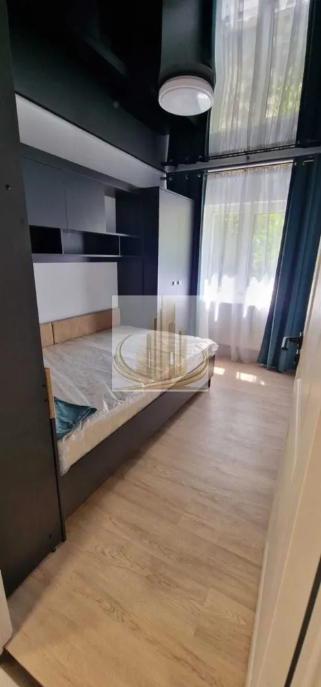 Apartament 3 camere Parter Lipovei 68mp - Apartament decomandat, 68 mp utili, situat la parter, în zona Lipovei, ideal pentru familii, persoane în vârstă sau pentru cei care își doresc acces facil.

Locuința este complet mobilată și utilată, fiind pregătită pentru mutare imediată. Apartamentul a fost renovat integral, inclusiv instalația electrică și cea sanitară, beneficiind de centrală termică nouă pentru un confort sporit și costuri eficiente de întreținere.

Printre avantajele proprietății se numără:

Suprafață utilă: 68 mp
Compartimentare decomandată
Parter
Complet mobilat și utilat
Garaj inclus
Renovat complet
Instalație electrică nouă
Instalație sanitară nouă
Centrală termică nouă
Zonă liniștită și bine conectată – Lipovei

Pentru mai multe informații sau programarea unei vizionări, vă stăm la dispoziție.
ID Intern CP3155917