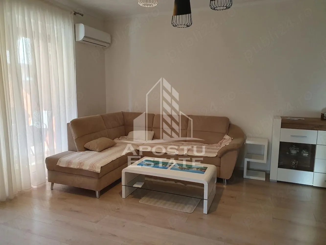 Apartament cu 3 camere de inchiriat, 2 locuri de parcare, Dumbravita - Agentia imobiliara APOSTU ESTATE va propune spre inchiriere un apartament cu 3 camere, spatios si luminos, situat in Dumbravita, o zona linistita si bine pozitionata fata Timisoara, potrivit pentru cupluri,familii, sau studenti care isi doresc o locuinta unde sa se simta confortabil si cu acces facil catre scoli, statii de autobuz, supermarketuri , magazine de zona, parcuri.

Suprafata utila: 75 mp
Compartimentare eficienta:
-Hol de acces generos
-Bucatarie complet mobilata si utilata, cu loc de luat masa
-Living luminos si spatios
-Doua dormitoare mobilate
-Baie prevazuta cu cada

Confort si facilitati:
-Incalzirea apartamentului: centrala proprie
-Apartamentul este complet mobilat si utilat
-Nu se accepta animale de companie de catre proprietar

Localizare:
-Timis, Dumbravita– acces facil spre magazine, supermarket, scoli, parcuri si mijloace de transport in comun.

Ideal pentru:
-Familii
-Cupluri
-Studenti

Disponibilitate: 01.07.2026
Pret chirie lunara: 760 EURO
Programeaza o vizionare pentru a-ti putea imagina viitorul aici!
ID intern:CP3150106