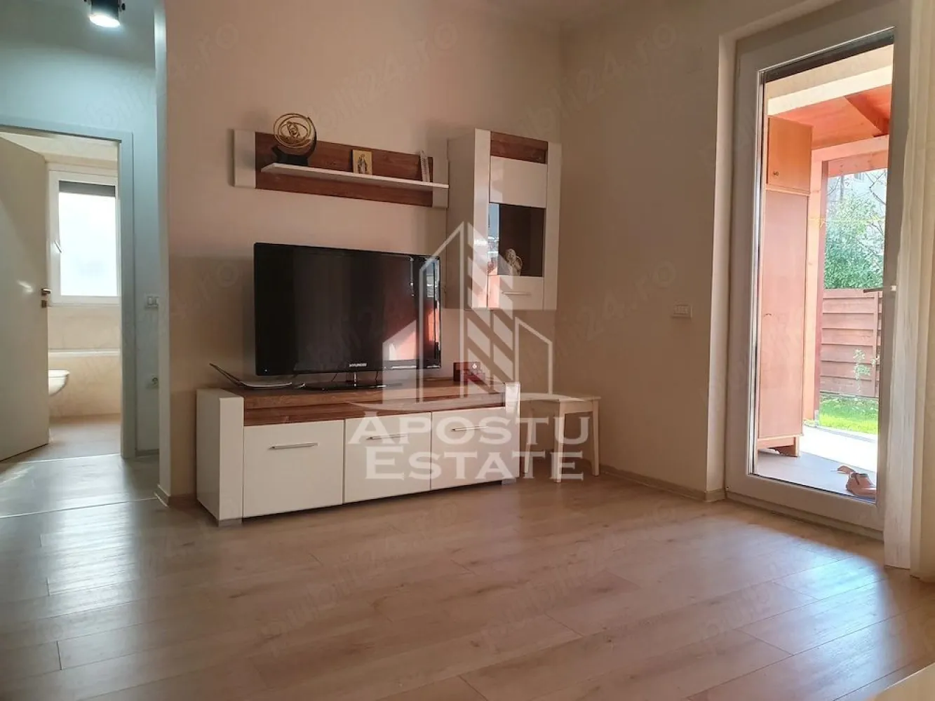 Apartament cu 3 camere de inchiriat, 2 locuri de parcare, Dumbravita - Agentia imobiliara APOSTU ESTATE va propune spre inchiriere un apartament cu 3 camere, spatios si luminos, situat in Dumbravita, o zona linistita si bine pozitionata fata Timisoara, potrivit pentru cupluri,familii, sau studenti care isi doresc o locuinta unde sa se simta confortabil si cu acces facil catre scoli, statii de autobuz, supermarketuri , magazine de zona, parcuri.

Suprafata utila: 75 mp
Compartimentare eficienta:
-Hol de acces generos
-Bucatarie complet mobilata si utilata, cu loc de luat masa
-Living luminos si spatios
-Doua dormitoare mobilate
-Baie prevazuta cu cada

Confort si facilitati:
-Incalzirea apartamentului: centrala proprie
-Apartamentul este complet mobilat si utilat
-Nu se accepta animale de companie de catre proprietar

Localizare:
-Timis, Dumbravita– acces facil spre magazine, supermarket, scoli, parcuri si mijloace de transport in comun.

Ideal pentru:
-Familii
-Cupluri
-Studenti

Disponibilitate: 01.07.2026
Pret chirie lunara: 760 EURO
Programeaza o vizionare pentru a-ti putea imagina viitorul aici!
ID intern:CP3150106