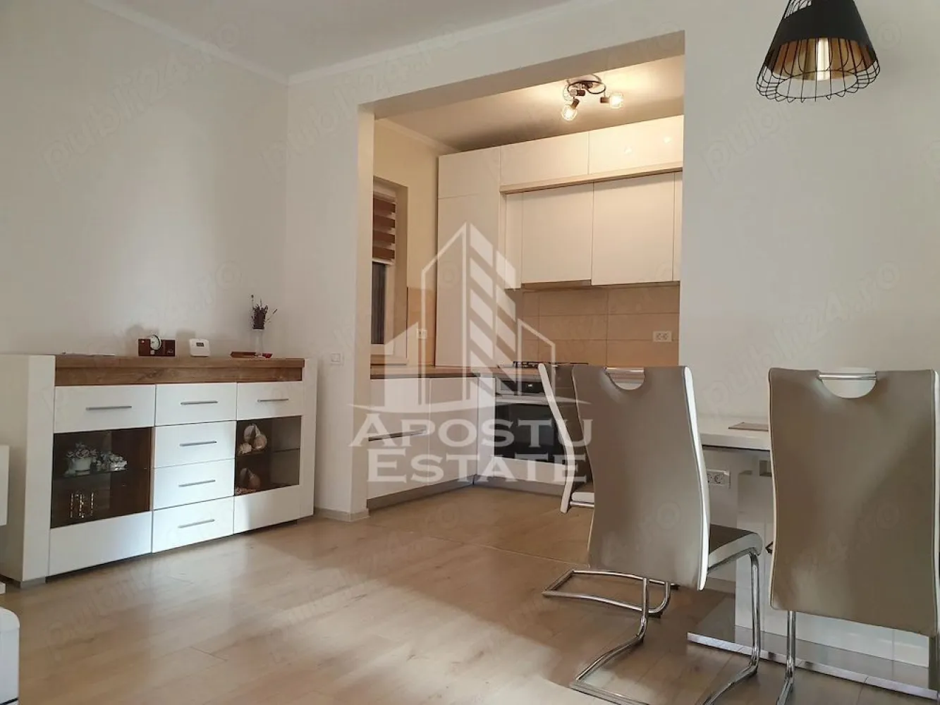 Apartament cu 3 camere de inchiriat, 2 locuri de parcare, Dumbravita - Agentia imobiliara APOSTU ESTATE va propune spre inchiriere un apartament cu 3 camere, spatios si luminos, situat in Dumbravita, o zona linistita si bine pozitionata fata Timisoara, potrivit pentru cupluri,familii, sau studenti care isi doresc o locuinta unde sa se simta confortabil si cu acces facil catre scoli, statii de autobuz, supermarketuri , magazine de zona, parcuri.

Suprafata utila: 75 mp
Compartimentare eficienta:
-Hol de acces generos
-Bucatarie complet mobilata si utilata, cu loc de luat masa
-Living luminos si spatios
-Doua dormitoare mobilate
-Baie prevazuta cu cada

Confort si facilitati:
-Incalzirea apartamentului: centrala proprie
-Apartamentul este complet mobilat si utilat
-Nu se accepta animale de companie de catre proprietar

Localizare:
-Timis, Dumbravita– acces facil spre magazine, supermarket, scoli, parcuri si mijloace de transport in comun.

Ideal pentru:
-Familii
-Cupluri
-Studenti

Disponibilitate: 01.07.2026
Pret chirie lunara: 760 EURO
Programeaza o vizionare pentru a-ti putea imagina viitorul aici!
ID intern:CP3150106