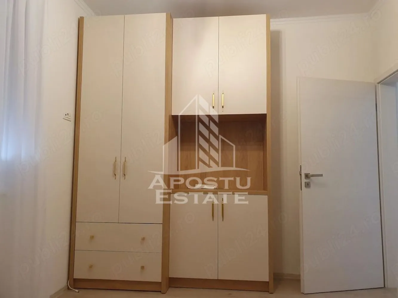 Apartament cu 3 camere de inchiriat, 2 locuri de parcare, Dumbravita - Agentia imobiliara APOSTU ESTATE va propune spre inchiriere un apartament cu 3 camere, spatios si luminos, situat in Dumbravita, o zona linistita si bine pozitionata fata Timisoara, potrivit pentru cupluri,familii, sau studenti care isi doresc o locuinta unde sa se simta confortabil si cu acces facil catre scoli, statii de autobuz, supermarketuri , magazine de zona, parcuri.

Suprafata utila: 75 mp
Compartimentare eficienta:
-Hol de acces generos
-Bucatarie complet mobilata si utilata, cu loc de luat masa
-Living luminos si spatios
-Doua dormitoare mobilate
-Baie prevazuta cu cada

Confort si facilitati:
-Incalzirea apartamentului: centrala proprie
-Apartamentul este complet mobilat si utilat
-Nu se accepta animale de companie de catre proprietar

Localizare:
-Timis, Dumbravita– acces facil spre magazine, supermarket, scoli, parcuri si mijloace de transport in comun.

Ideal pentru:
-Familii
-Cupluri
-Studenti

Disponibilitate: 01.07.2026
Pret chirie lunara: 760 EURO
Programeaza o vizionare pentru a-ti putea imagina viitorul aici!
ID intern:CP3150106