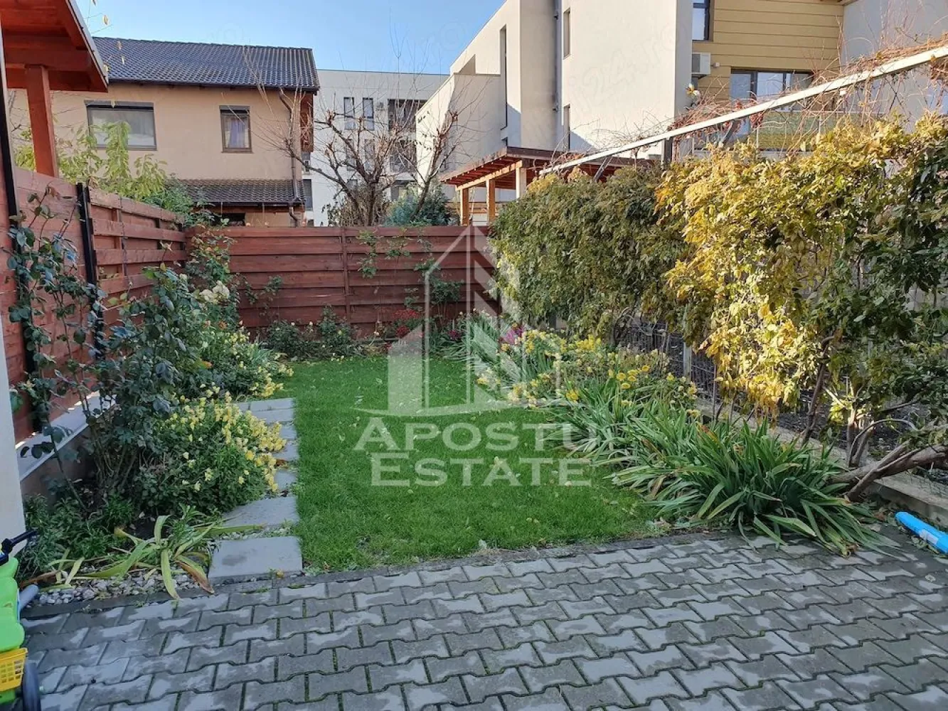 Apartament cu 3 camere de inchiriat, 2 locuri de parcare, Dumbravita
