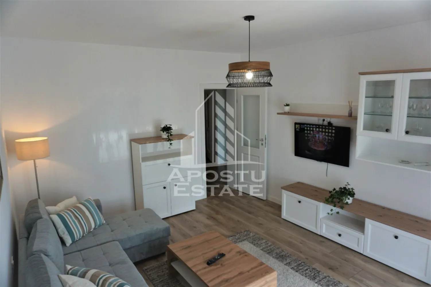 Apartament cu 2 camere, loc de parcare, piscina, Sweet Home, Giroc - Agentia Imobiliara APOSTU ESTATE va ofera spre inchiriere un apartament cu 2 camere, situat in Giroc.

Acest apartament cu o suprafata de 54 mp dispune de urmatoarele facilitati:
- Bucatarie spatioasa, complet utilata, cu loc de luat masa;
- Hol de acces;
- Sufragerie luminoasa;
- Dormitor mobilat cu pat matrimonial;
- Baie dotata cu cada si geam pentru ventilatie naturala.

Confortul termic este asigurat de centrala proprie pe gaz. Incalzire in pardoseala. Apartamentul se bucura de o pozitionare privilegiata, oferind acces rapid la diverse puncte de interes din zona:
- Supermarketuri precum Lidl sau Kaufland;
-Mijloace de transport in comun la 5 minute.

Va invitam cu drag sa programati o vizionare pentru a aprecia personal toate facilitatile si avantajele acestui apartament.
Disponibil din 20 septembrie!

ID intern: CP2457944!