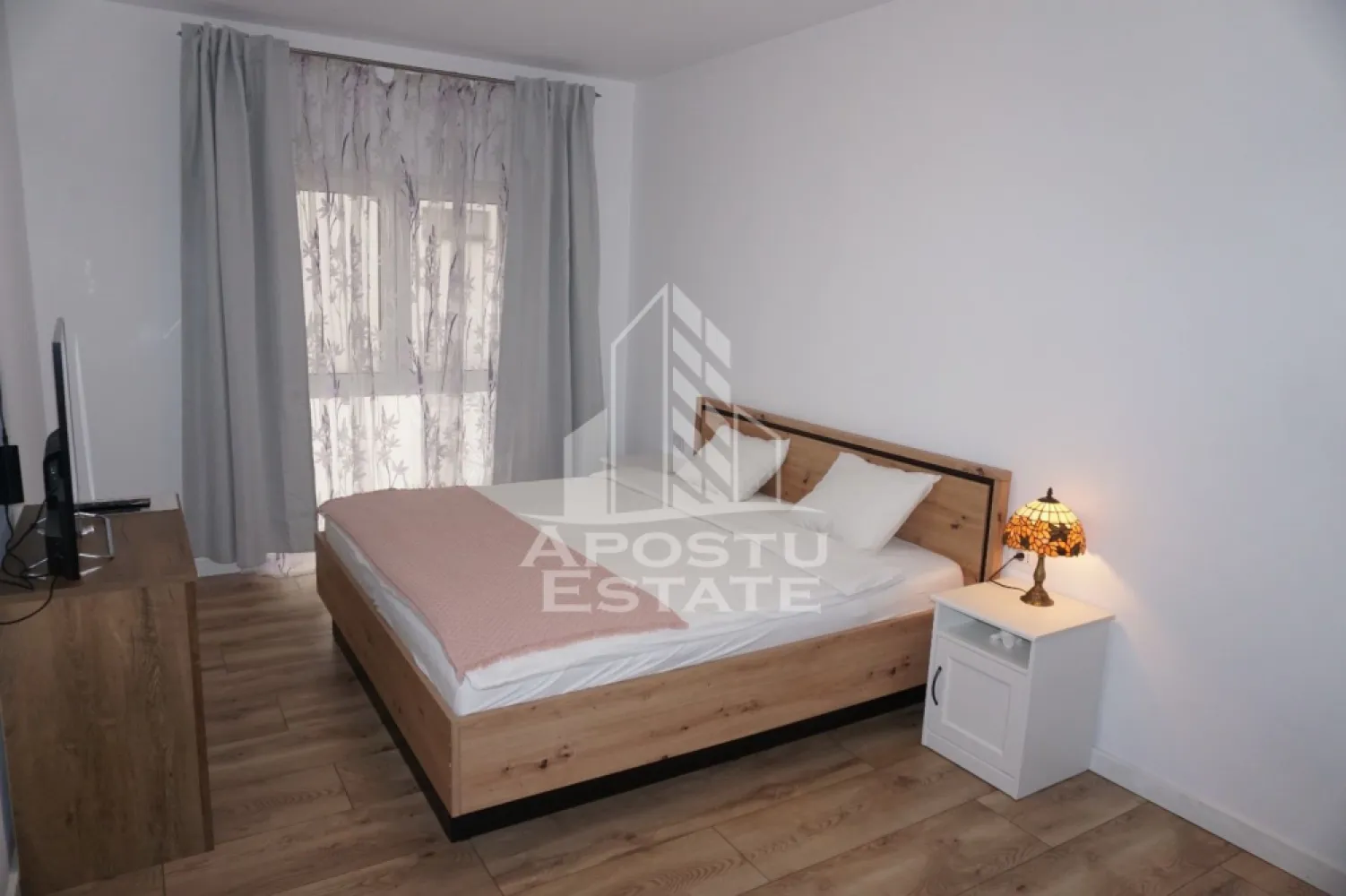 Apartament cu 2 camere, loc de parcare, piscina, Sweet Home, Giroc - Agentia Imobiliara APOSTU ESTATE va ofera spre inchiriere un apartament cu 2 camere, situat in Giroc.

Acest apartament cu o suprafata de 54 mp dispune de urmatoarele facilitati:
- Bucatarie spatioasa, complet utilata, cu loc de luat masa;
- Hol de acces;
- Sufragerie luminoasa;
- Dormitor mobilat cu pat matrimonial;
- Baie dotata cu cada si geam pentru ventilatie naturala.

Confortul termic este asigurat de centrala proprie pe gaz. Incalzire in pardoseala. Apartamentul se bucura de o pozitionare privilegiata, oferind acces rapid la diverse puncte de interes din zona:
- Supermarketuri precum Lidl sau Kaufland;
-Mijloace de transport in comun la 5 minute.

Va invitam cu drag sa programati o vizionare pentru a aprecia personal toate facilitatile si avantajele acestui apartament.
Disponibil din 20 septembrie!

ID intern: CP2457944!