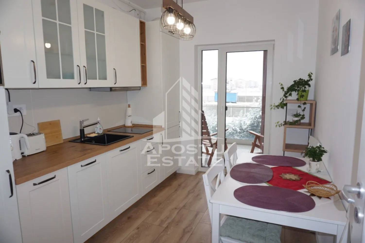 Apartament cu 2 camere, loc de parcare, piscina, Sweet Home, Giroc - Agentia Imobiliara APOSTU ESTATE va ofera spre inchiriere un apartament cu 2 camere, situat in Giroc.

Acest apartament cu o suprafata de 54 mp dispune de urmatoarele facilitati:
- Bucatarie spatioasa, complet utilata, cu loc de luat masa;
- Hol de acces;
- Sufragerie luminoasa;
- Dormitor mobilat cu pat matrimonial;
- Baie dotata cu cada si geam pentru ventilatie naturala.

Confortul termic este asigurat de centrala proprie pe gaz. Incalzire in pardoseala. Apartamentul se bucura de o pozitionare privilegiata, oferind acces rapid la diverse puncte de interes din zona:
- Supermarketuri precum Lidl sau Kaufland;
-Mijloace de transport in comun la 5 minute.

Va invitam cu drag sa programati o vizionare pentru a aprecia personal toate facilitatile si avantajele acestui apartament.
Disponibil din 20 septembrie!

ID intern: CP2457944!