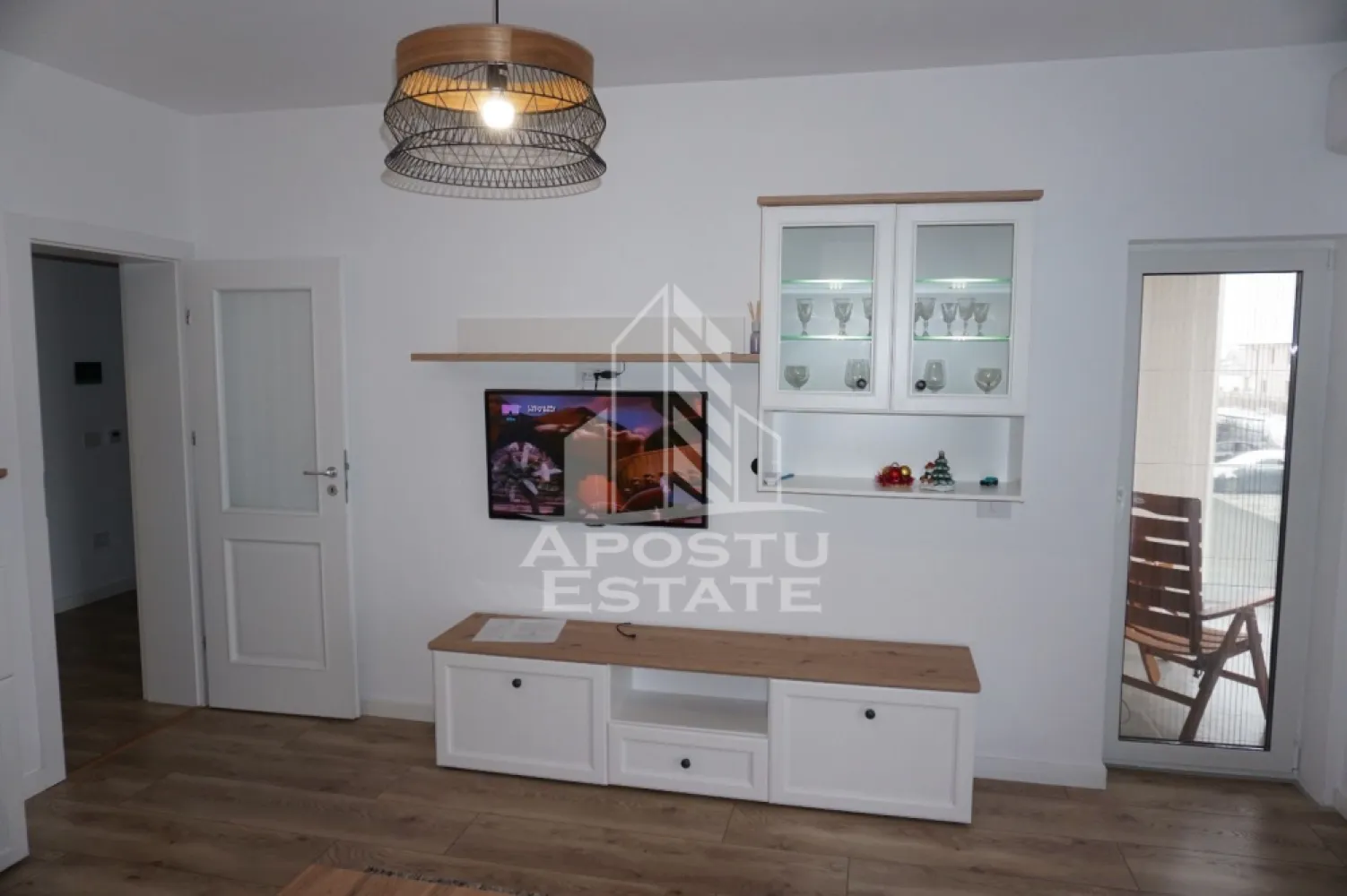 Apartament cu 2 camere, loc de parcare, piscina, Sweet Home, Giroc - Agentia Imobiliara APOSTU ESTATE va ofera spre inchiriere un apartament cu 2 camere, situat in Giroc.

Acest apartament cu o suprafata de 54 mp dispune de urmatoarele facilitati:
- Bucatarie spatioasa, complet utilata, cu loc de luat masa;
- Hol de acces;
- Sufragerie luminoasa;
- Dormitor mobilat cu pat matrimonial;
- Baie dotata cu cada si geam pentru ventilatie naturala.

Confortul termic este asigurat de centrala proprie pe gaz. Incalzire in pardoseala. Apartamentul se bucura de o pozitionare privilegiata, oferind acces rapid la diverse puncte de interes din zona:
- Supermarketuri precum Lidl sau Kaufland;
-Mijloace de transport in comun la 5 minute.

Va invitam cu drag sa programati o vizionare pentru a aprecia personal toate facilitatile si avantajele acestui apartament.
Disponibil din 20 septembrie!

ID intern: CP2457944!